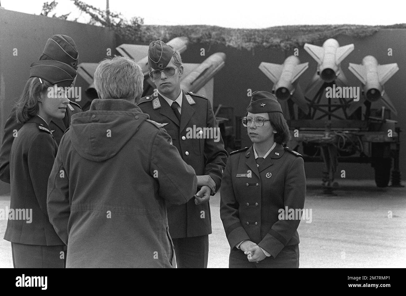 ÉTATS-UNIS Les cadets de l'Académie de la Force aérienne visitent un site de missile Hawk allemand. Pays: Allemagne (DEU) Banque D'Images