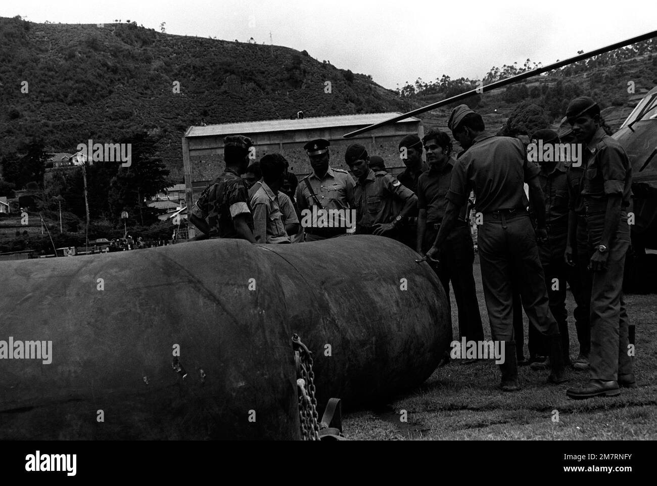 ÉTATS-UNIS Les Marines et les militaires du Sri Lanka parlent ensemble en se pentant sur les sacs de carburant en caoutchouc lourds qui sont utilisés pour ravitailler les hélicoptères. Les Marines et les hélicoptères proviennent du Marine Medium Helicopter Squadron 165 (HMM-165). Pays: Ceylan (LKA) Banque D'Images