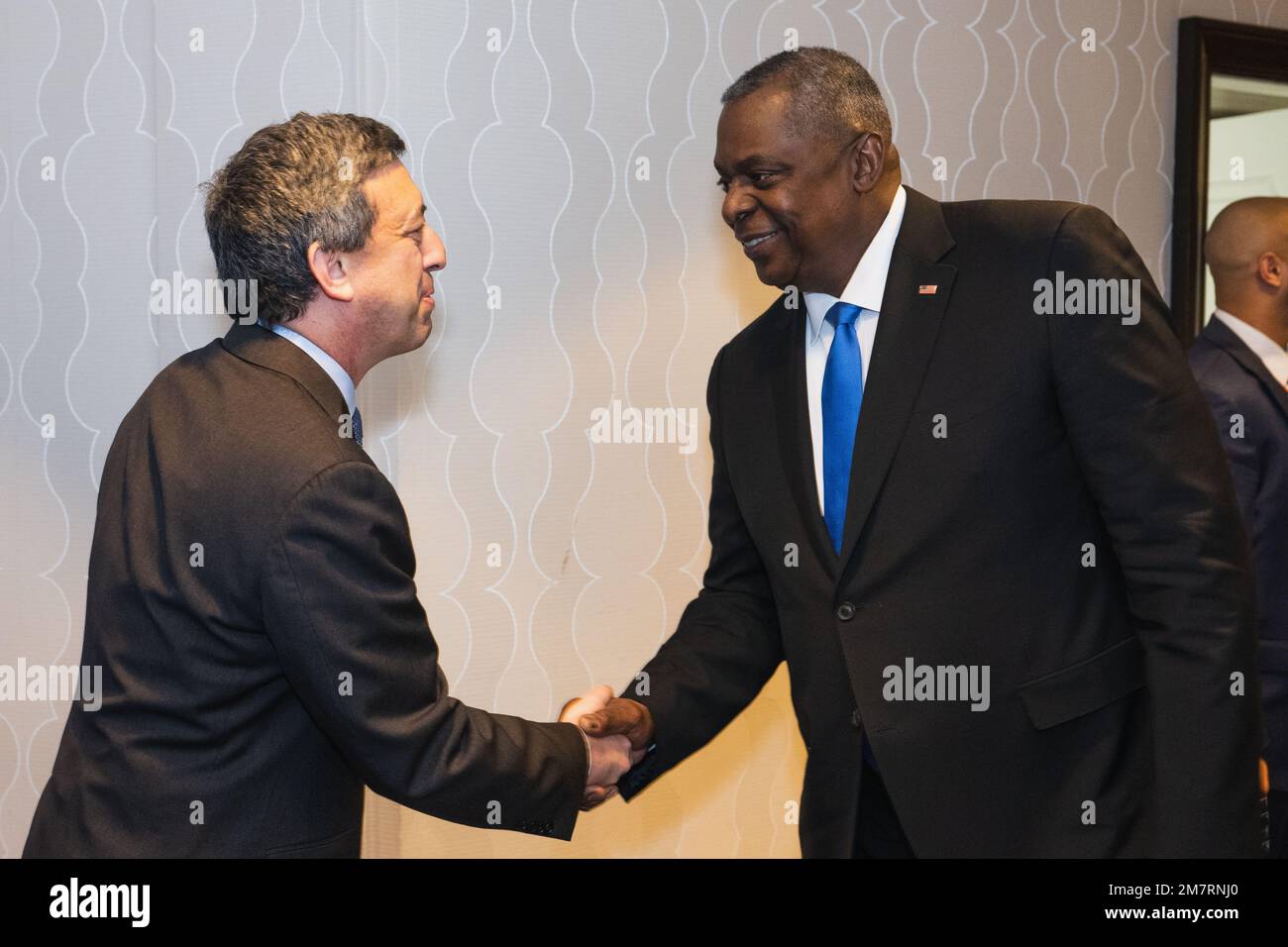 Washington, États-Unis d'Amérique. 10th janvier 2023. Washington, États-Unis d'Amérique. 10 janvier 2023. ÉTATS-UNIS Le secrétaire à la Défense, Lloyd Austin, tremble la main avec le nouveau président de la Commission des affaires publiques israéliennes américaines, Michael Tuchin, à gauche, lors du Forum des dirigeants politiques de la Commission des affaires publiques israéliennes américaines, 10 janvier 2023 à Washington, DC Credit: MC2 Alexander Kubitza/DOD photo/Alay Live News Banque D'Images