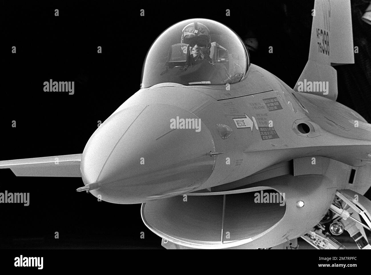 LE COL Donald Snyder, commandant de l'escadre tactique de 8th, est un taxi d'un F-16A Faucon de combat. L'avion est le premier Falcon à être stationné en Corée et est prévu pour le premier vol de départ du pilote. Base: Kunsan Air base pays: République de Corée (KOR) Banque D'Images