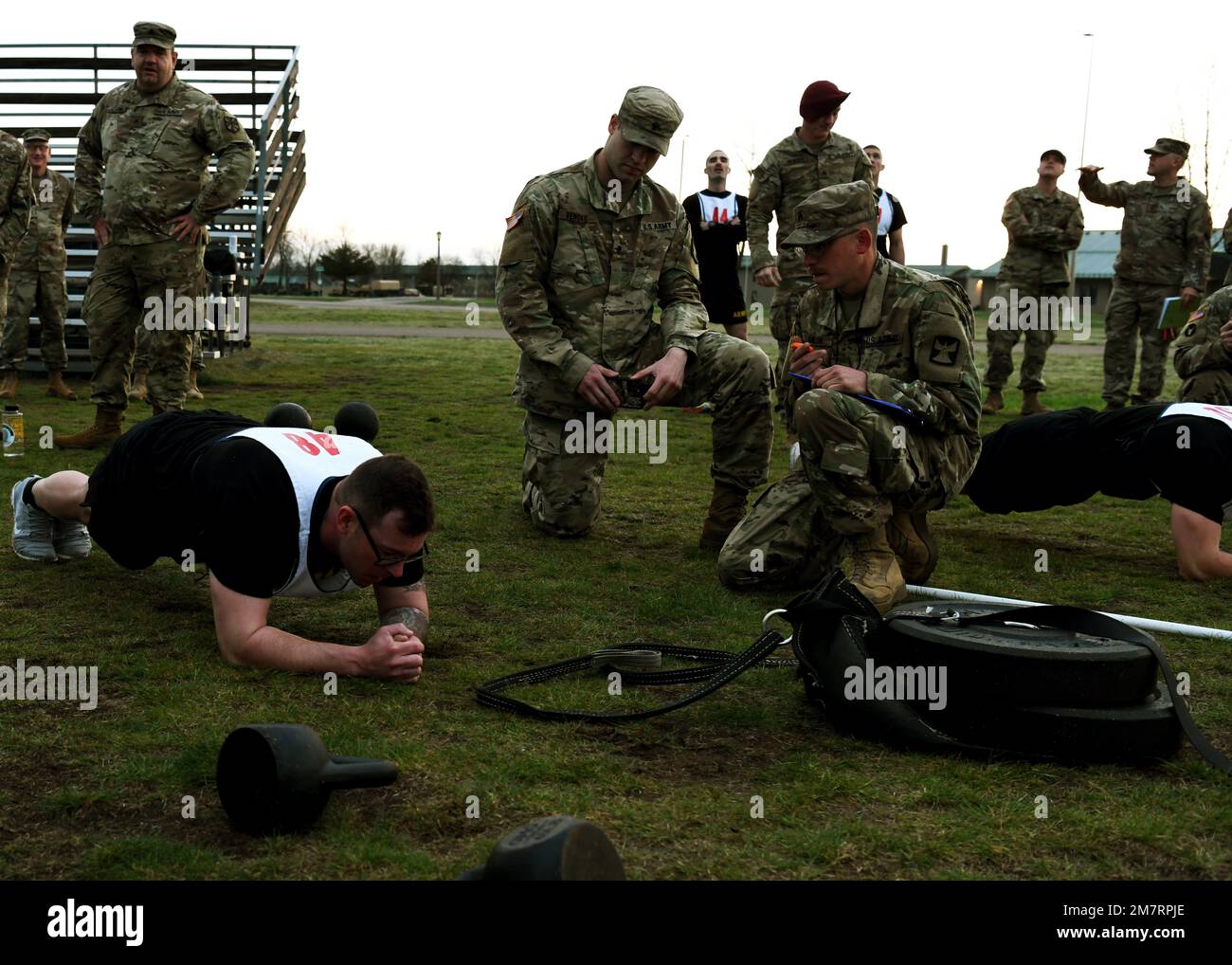 Douze soldats de la Garde nationale sont en compétition dans le 11-15 mai 2022 de compétition des meilleurs guerriers de la région IV, au Camp Ripley, au Minnesota. La compétition annuelle teste les compétences militaires, la force physique et l'endurance des meilleurs soldats et officiers non commissionnés du Minnesota, du Wisconsin, de l'Iowa, de l'Illinois, du Michigan, Indiana et Ohio National Guards. Les gagnants participeront à la compétition de la Garde nationale sur 20-30 juillet 2022, au camp Smyrna, Tennessee. (Photo de la Garde nationale du Minnesota par le sergent Bob Brown) Banque D'Images