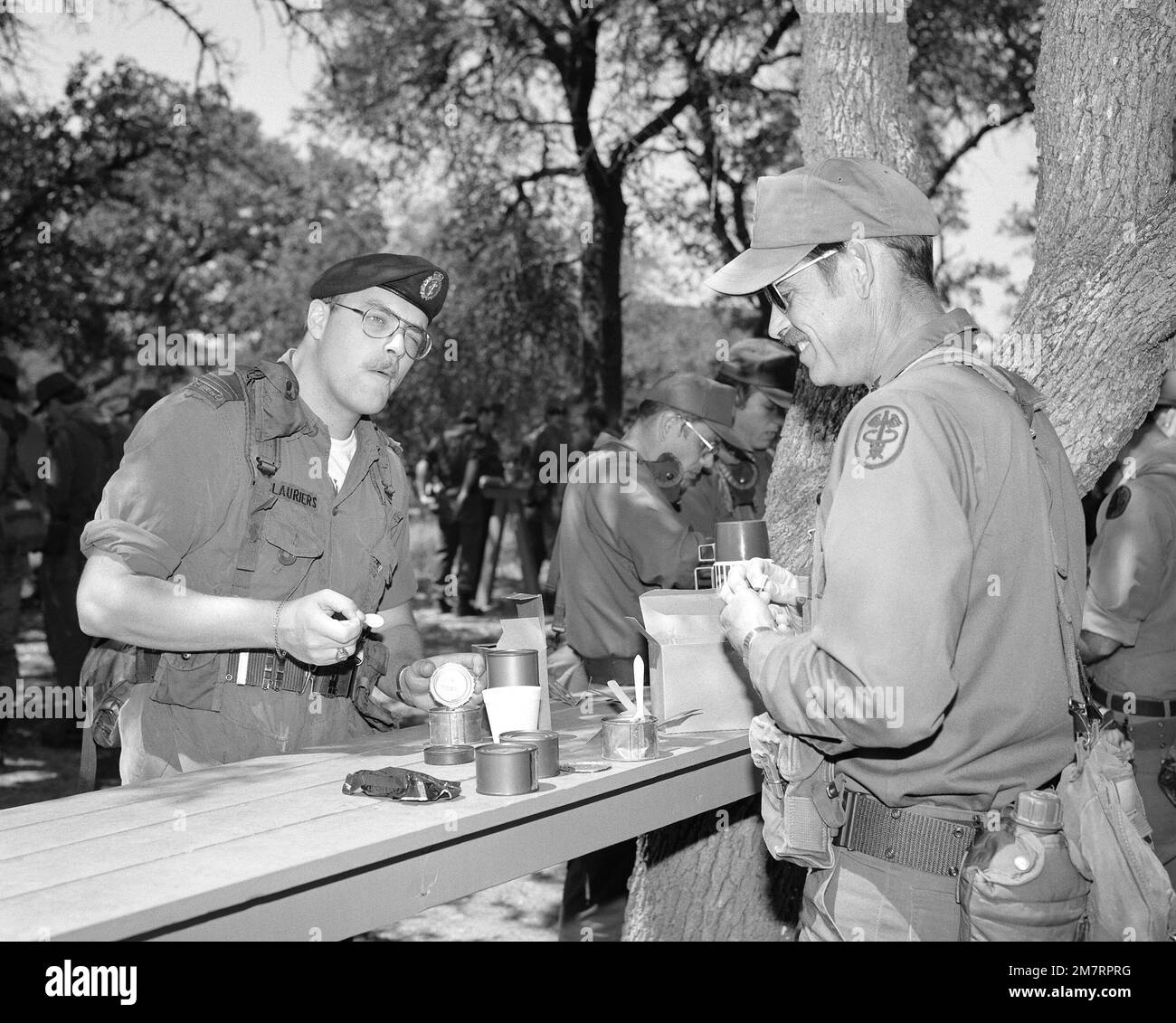 Le capitaine Jean J. Deslauriers du Canada, prend des rations au cours d'un exercice d'instruction médicale avancée sur le terrain au Camp Bullis. Base: Fort Sam Houston, San Antonio État: Texas (TX) pays: États-Unis d'Amérique (USA) Banque D'Images