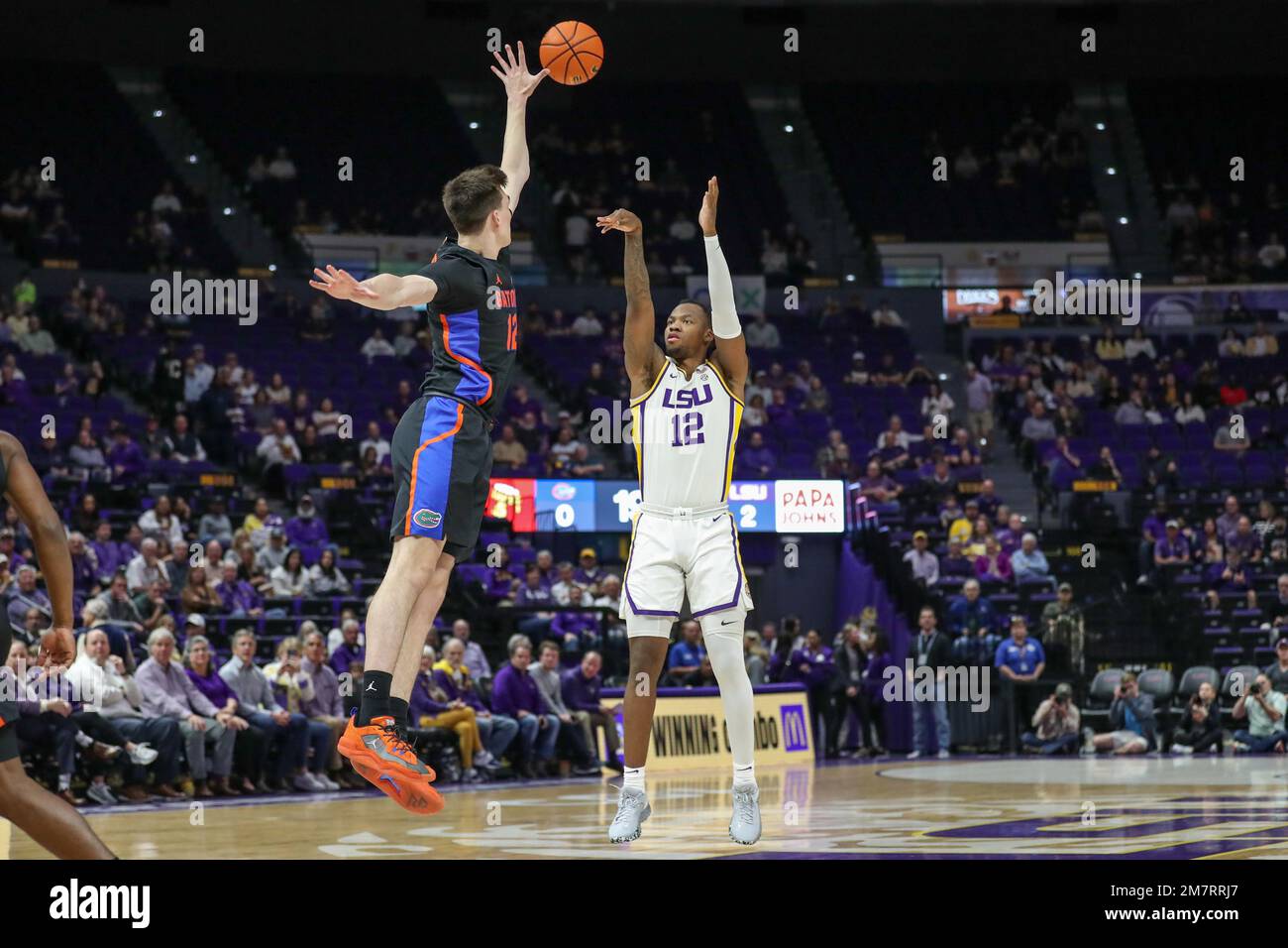 Bâton Rouge, LA, États-Unis. 10th janvier 2023. KJ Williams de LSU (12) a tiré trois points sur Colin Castleton de Floride (12) lors de l'action NCAA Basketball entre les Florida Gators et les LSU Tigers au Pete Maravich Assembly Center de Baton Rouge, LA. Jonathan Mailhes/CSM/Alamy Live News Banque D'Images