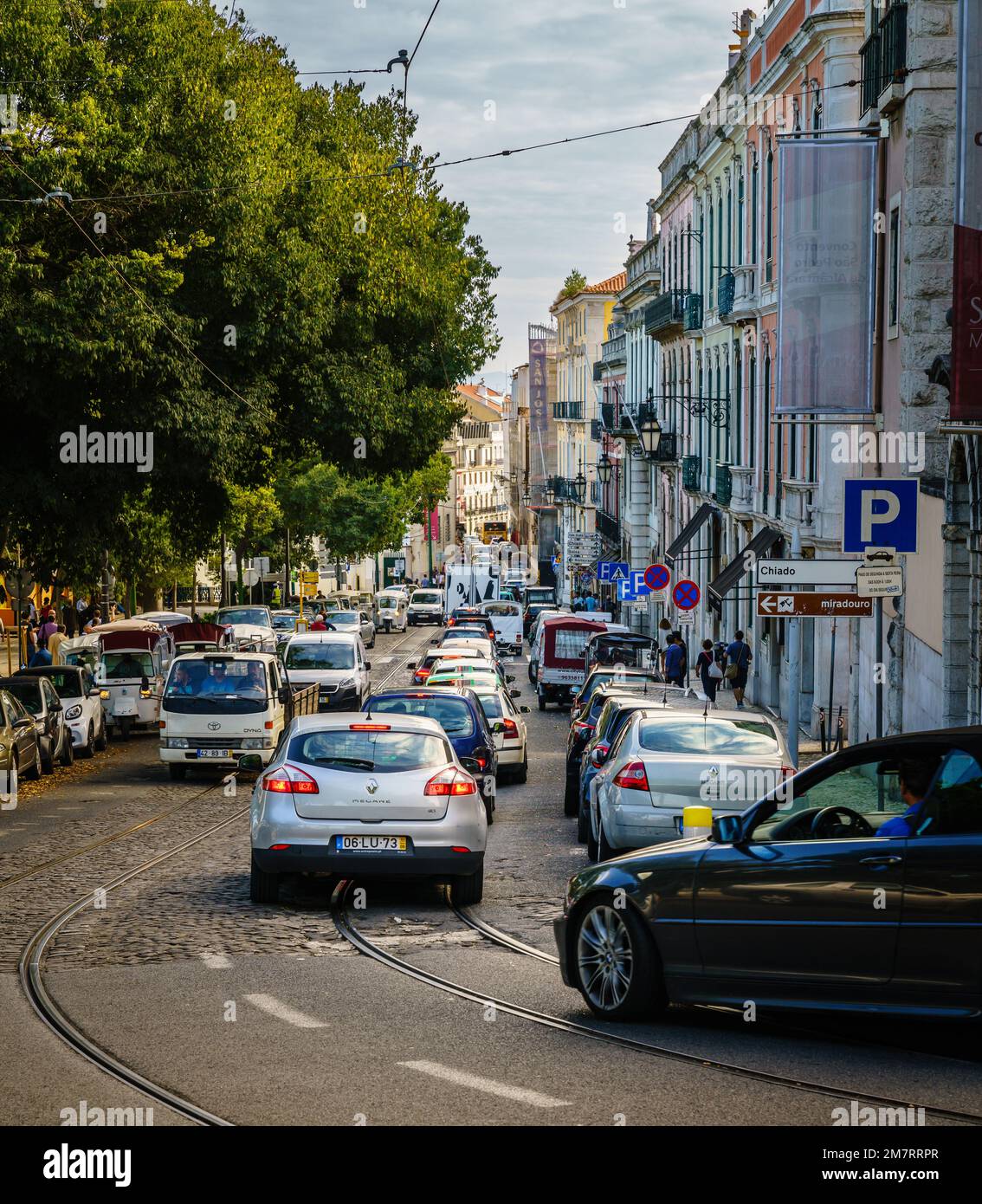 Lisbonne, Portugal, 26 octobre 2016 : heure de pointe en soirée dans les petites rues du centre-ville de Lisbonne Banque D'Images