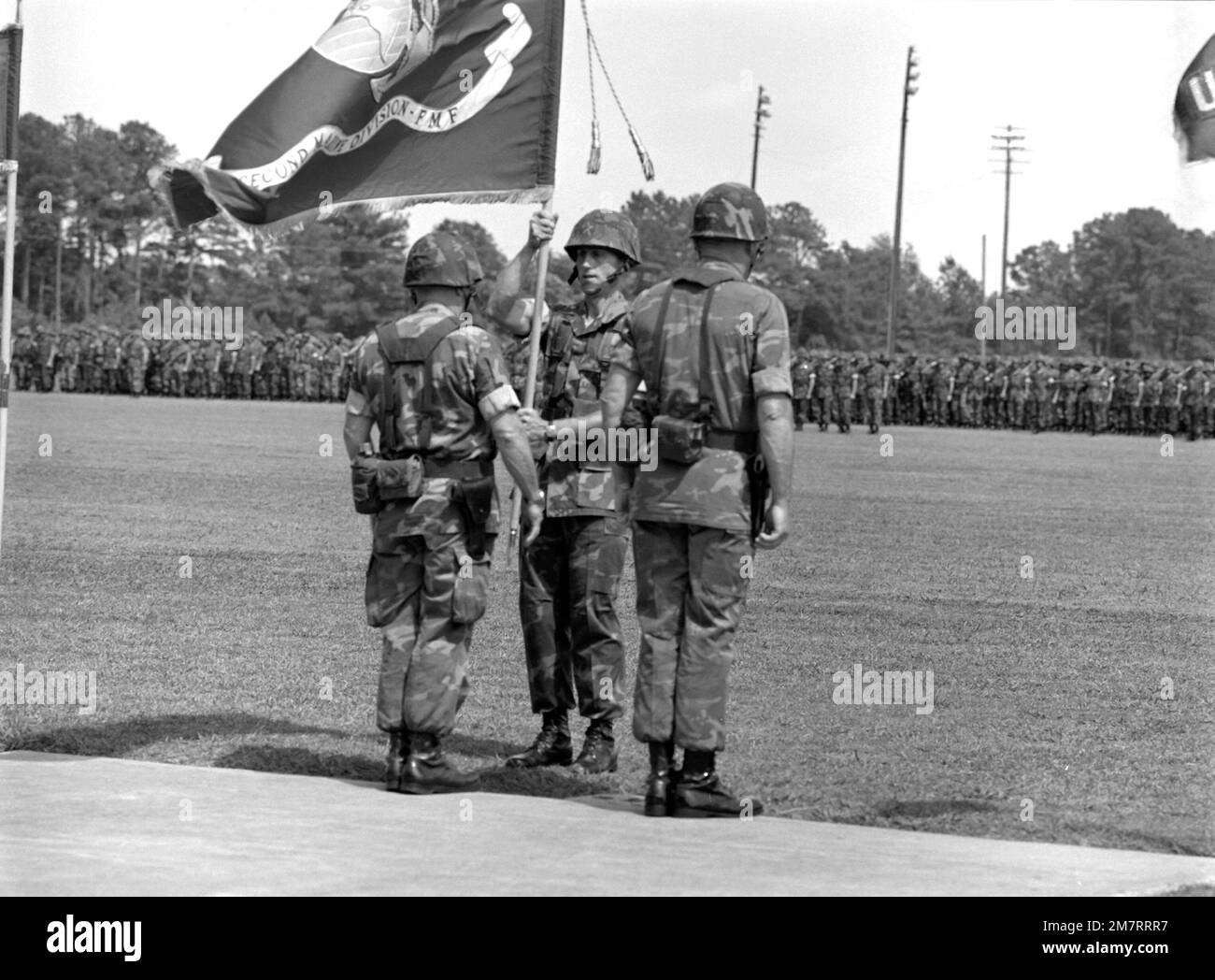 LE MGÉN David M. Twomey, commandant sortant, 2nd Division Marine, passe les couleurs de la division au MGÉN Alfred M. Gray Jr., nouveau commandant général, 2nd Division Marine. Le gris donne les couleurs au BGÉN Joseph E. Hopkins, commandant adjoint, 2nd Division Marine, pour être posté. L'ordre des généraux est, de gauche à droite, Gray, Hopkins et Twomey. Base : base du corps marin, Camp Lejeune État : Caroline du Nord (NC) pays : États-Unis d'Amérique (USA) Banque D'Images