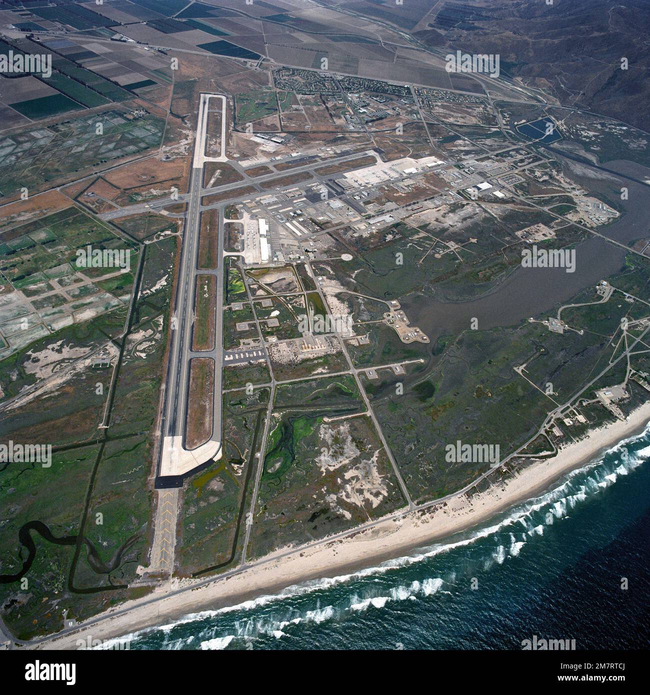 Vue sur les pistes et les environs du Pacific missile Test Center. Base: Naval Air Station, point Mugu État: Californie (CA) pays: Etats-Unis d'Amérique (USA) Banque D'Images