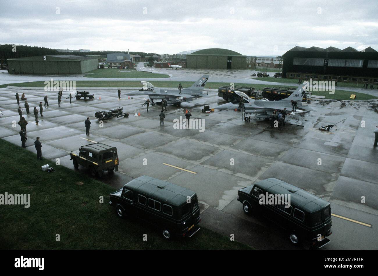 388th les membres de l'escadre de combat tactique chargent DES missiles