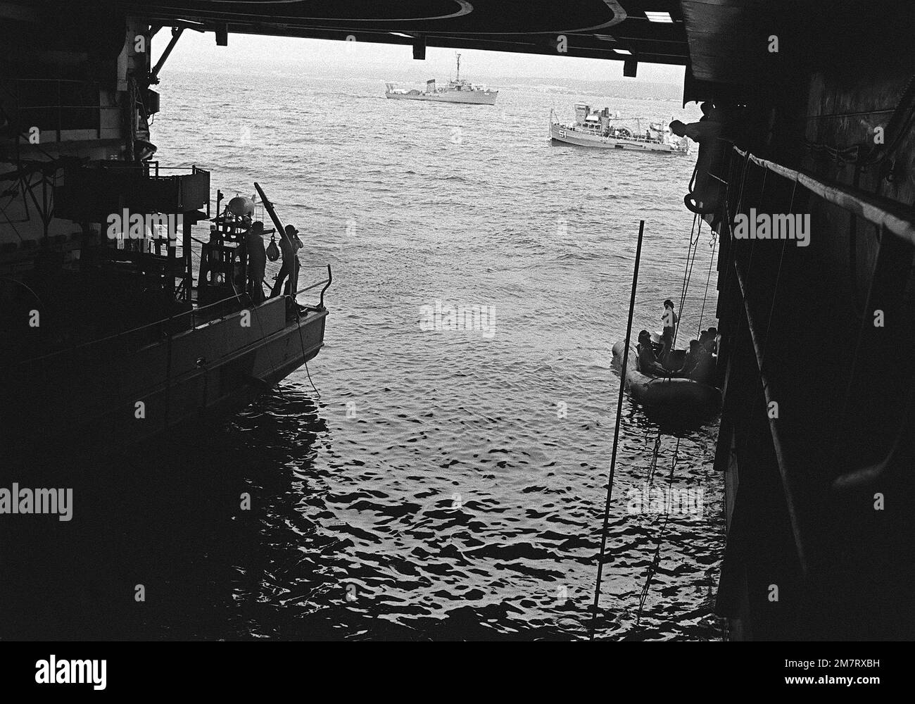 Une vue sur le port du bateau de déversage 51 (MSB-51) vu depuis le quai de  transport amphibie de l'USS NASHVILLE (LPD-13), ainsi que les approches de  bateau pour l'entrée. Le Groupe