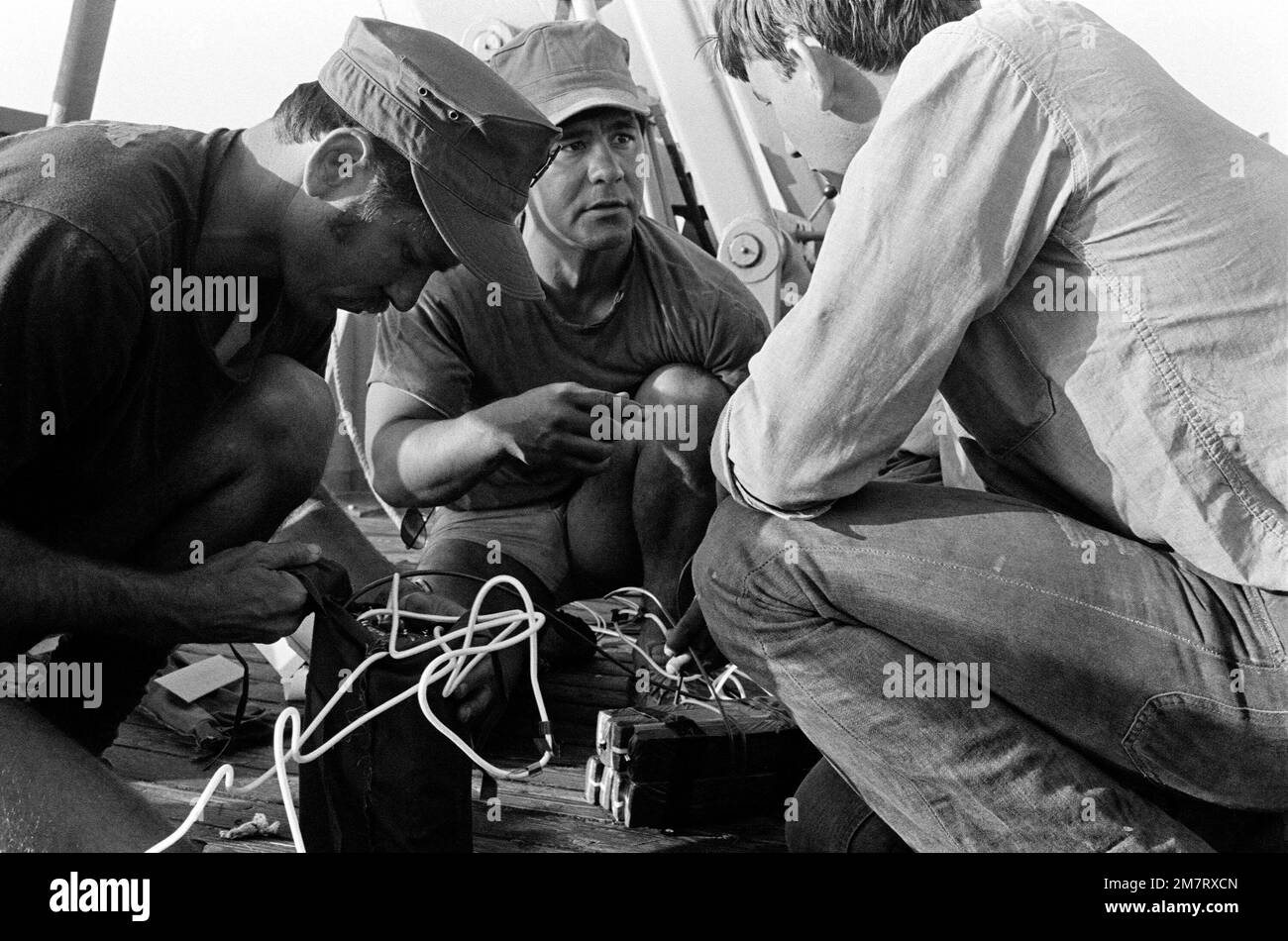 Des membres de l'équipe d'élimination des explosifs d'artillerie deux, détachement 40 (EOD-2, détachement 40) travaillent à bord du quai de transport amphibie USS NASHVILLE (LPD 13) pendant les exercices menés par le Groupe de travail 1-81 sur les contre-mesures de la mine (MCMTG 1-81). Le groupe de travail, composé d'unités de la marine de sept pays de l'OTAN, a été formé pour accroître leurs capacités en matière de contre-mesures concernant les mines. Base: USS Nashville (LPD 13) pays: Méditerranée (MED) Banque D'Images