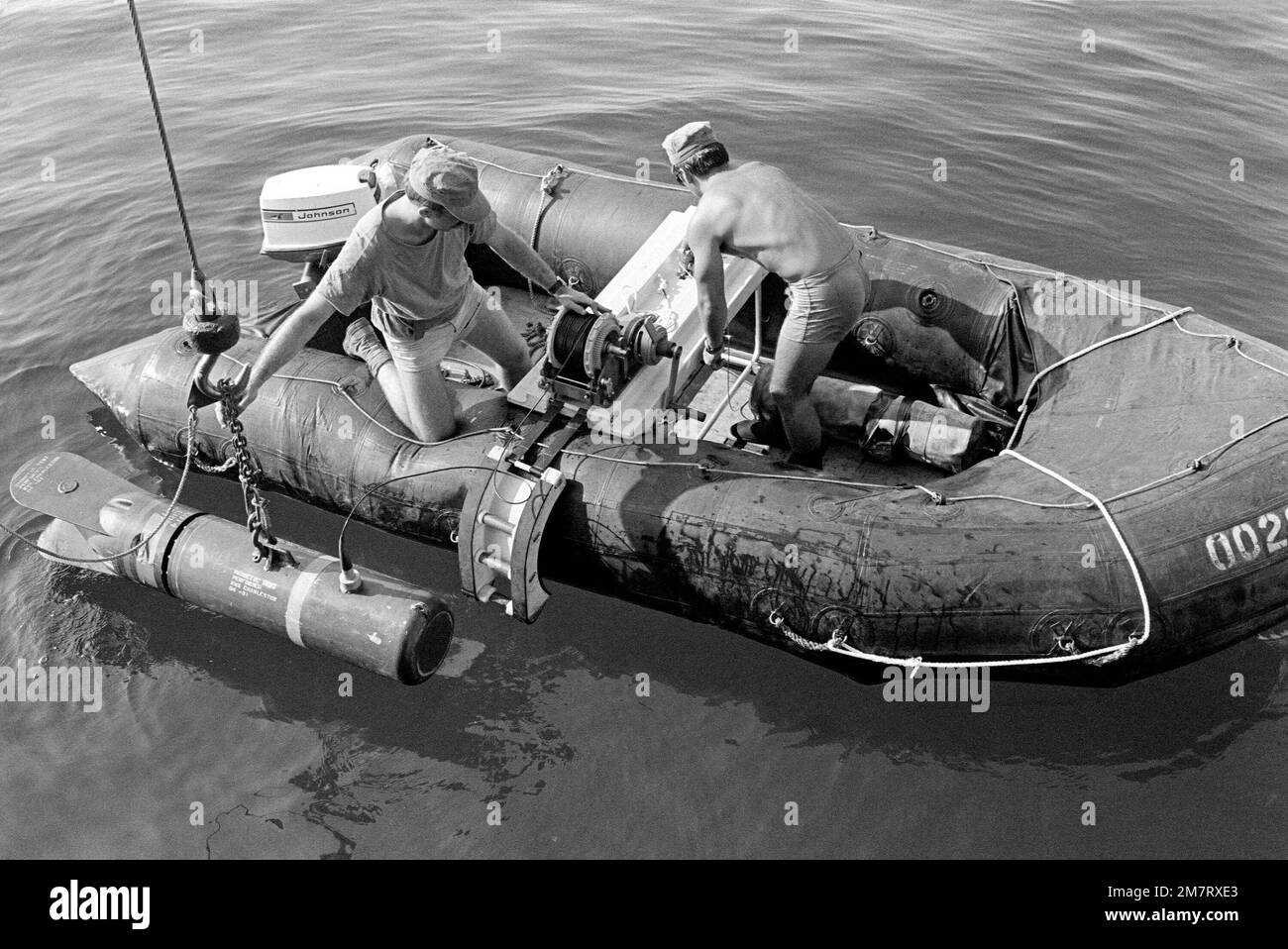 Deux membres de l'équipe d'élimination des explosifs d'artillerie deux, détachement 40 (EOD-2, détachement 40) travaillent à partir d'un radeau pneumatique tout en participant à des exercices menés par le Groupe de travail sur les contre-mesures de la mine 1-81 (MCMTG 1-81). Le groupe de travail, composé d'unités de la marine de sept pays de l'OTAN, a été formé pour accroître leurs capacités en matière de contre-mesures concernant les mines. Pays: Mer méditerranée (MED) Banque D'Images