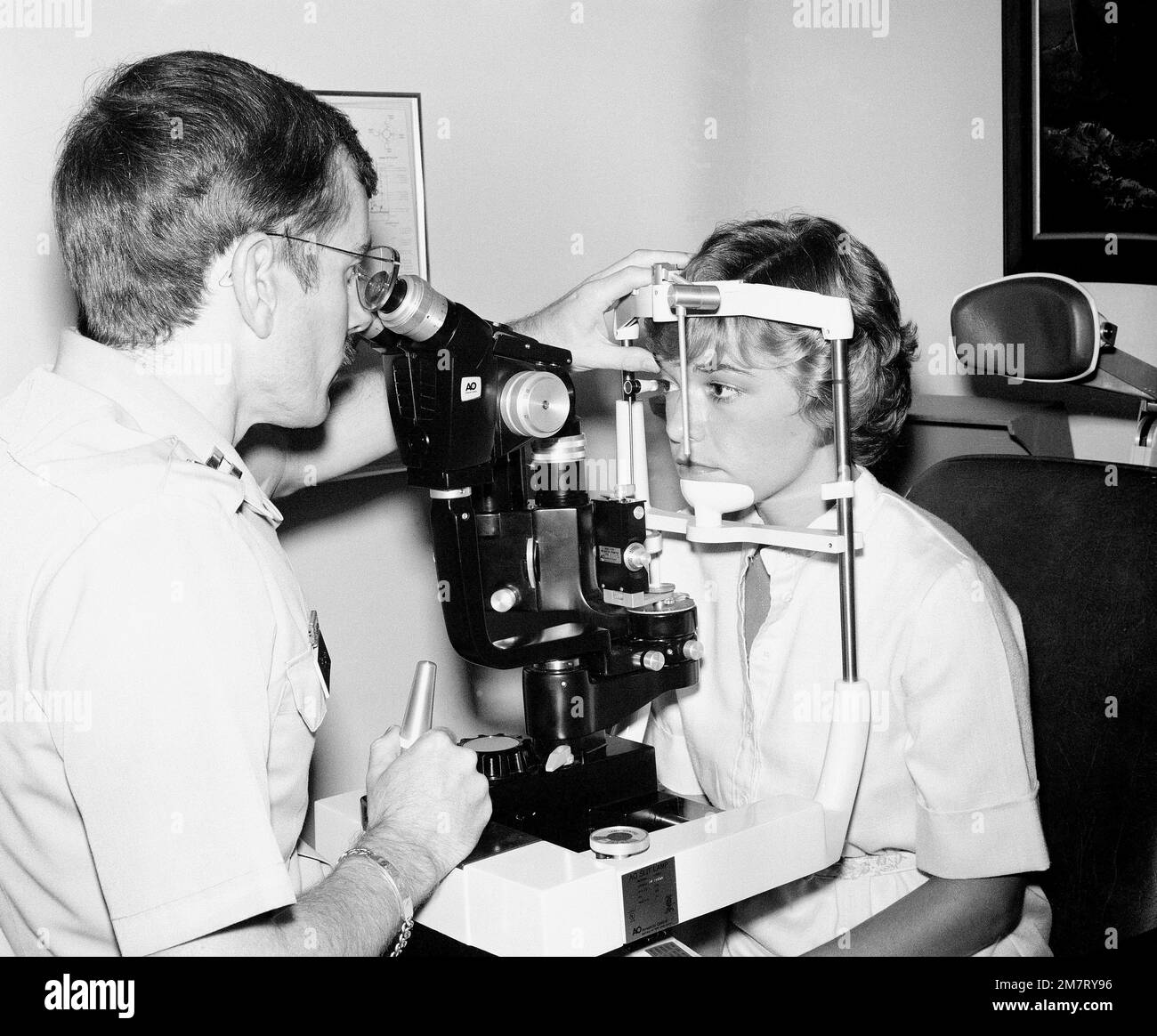 Le Dr Leonard Jacoby examine les yeux d'un patient en utilisant un télébinoculaire ophtalmique à la clinique d'optométrie du Centre médical de l'Armée de Brooke. Base: Fort Sam Houston, San Antonio État: Texas (TX) pays: États-Unis d'Amérique (USA) Banque D'Images