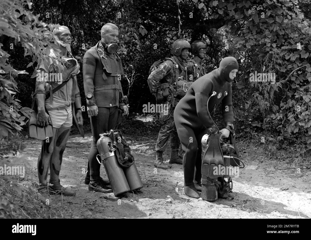 Les Marines du bataillon de reconnaissance de 2nd présentent leur équipement de parachutisme et de plongée sous-marine lors d'une conférence pour le secrétaire à la Défense Caspar W. Weinberger. Base : base du corps marin, Camp Lejeune État : Caroline du Nord (NC) pays : États-Unis d'Amérique (USA) Banque D'Images