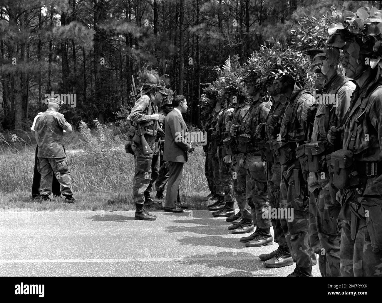 Le secrétaire à la Défense Caspar W. Weinberger inspecte un rang de Marines prêtes au combat du bataillon de reconnaissance 2nd. Le secrétaire visite la Division marine de 2nd. Base : base du corps marin, Camp Lejeune État : Caroline du Nord (NC) pays : États-Unis d'Amérique (USA) Banque D'Images