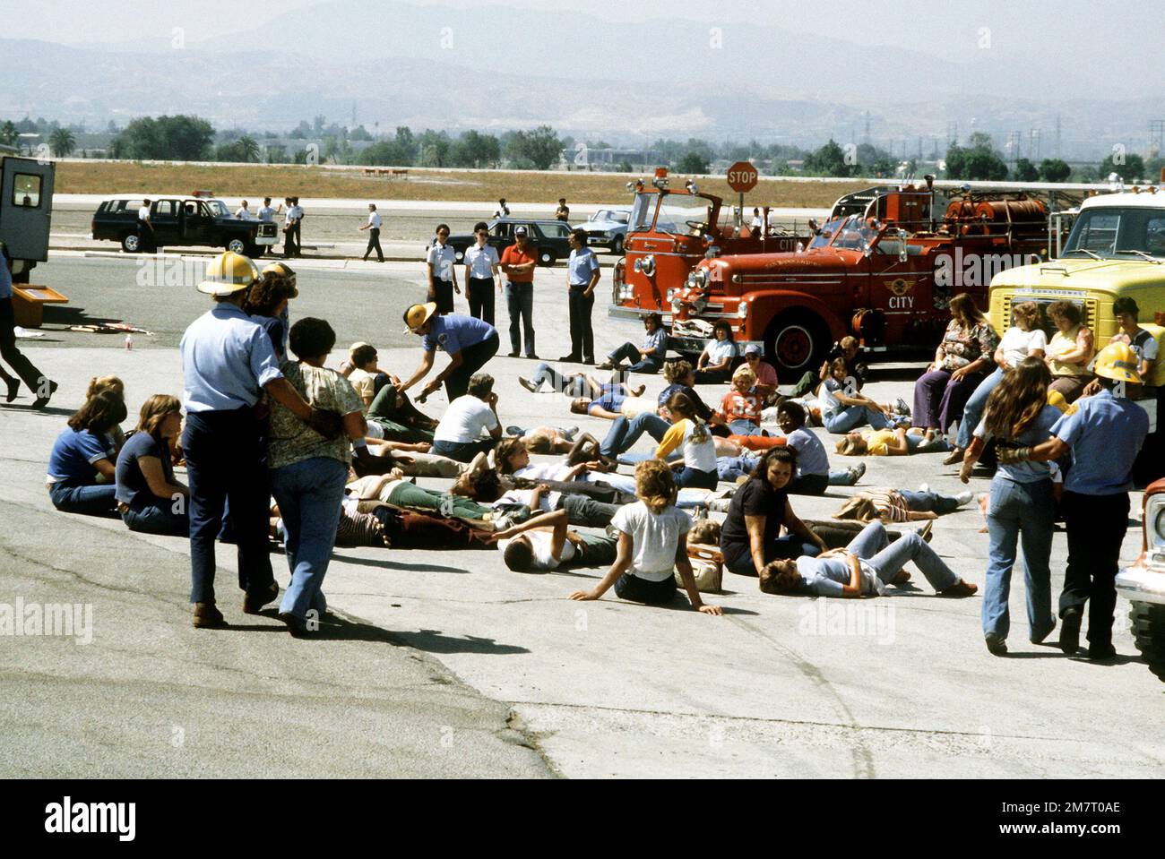 Les victimes majeures d'accidents d'avion sont regroupées en fonction du degré de blessures. Les « victimes » sont des volontaires civils qui participent à un exercice de formation médicale d'urgence de masse de la Force aérienne. Base : Norton Air Force base État : Californie (CA) pays : États-Unis d'Amérique (USA) Banque D'Images