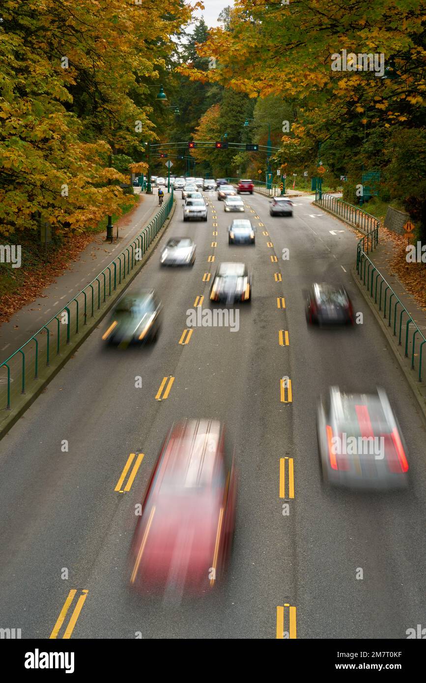 Rush Hour Traffic Motion Blur Vancouver. Le mouvement de circulation aux heures de pointe s'estompe à travers le pont-jetée du parc Stanley, à Vancouver. Banque D'Images