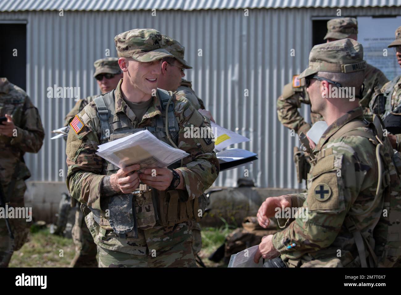 Douze soldats de la Garde nationale se réunissent pour participer à l'événement de navigation terrestre pendant le 11-15 mai 2022 de compétition du meilleur guerrier de la région IV, au Camp Ripley, au Minnesota. La compétition annuelle teste les compétences militaires, la force physique et l'endurance des meilleurs soldats et officiers non commissionnés du Minnesota, du Wisconsin, de l'Iowa, de l'Illinois, du Michigan, Indiana et Ohio National Guards. Les gagnants participeront à la compétition de la Garde nationale sur 20-30 juillet 2022, au camp Smyrna, Tennessee. (Photo de la Garde nationale du Minnesota par le sergent d'état-major Sydney Mariette.) Banque D'Images