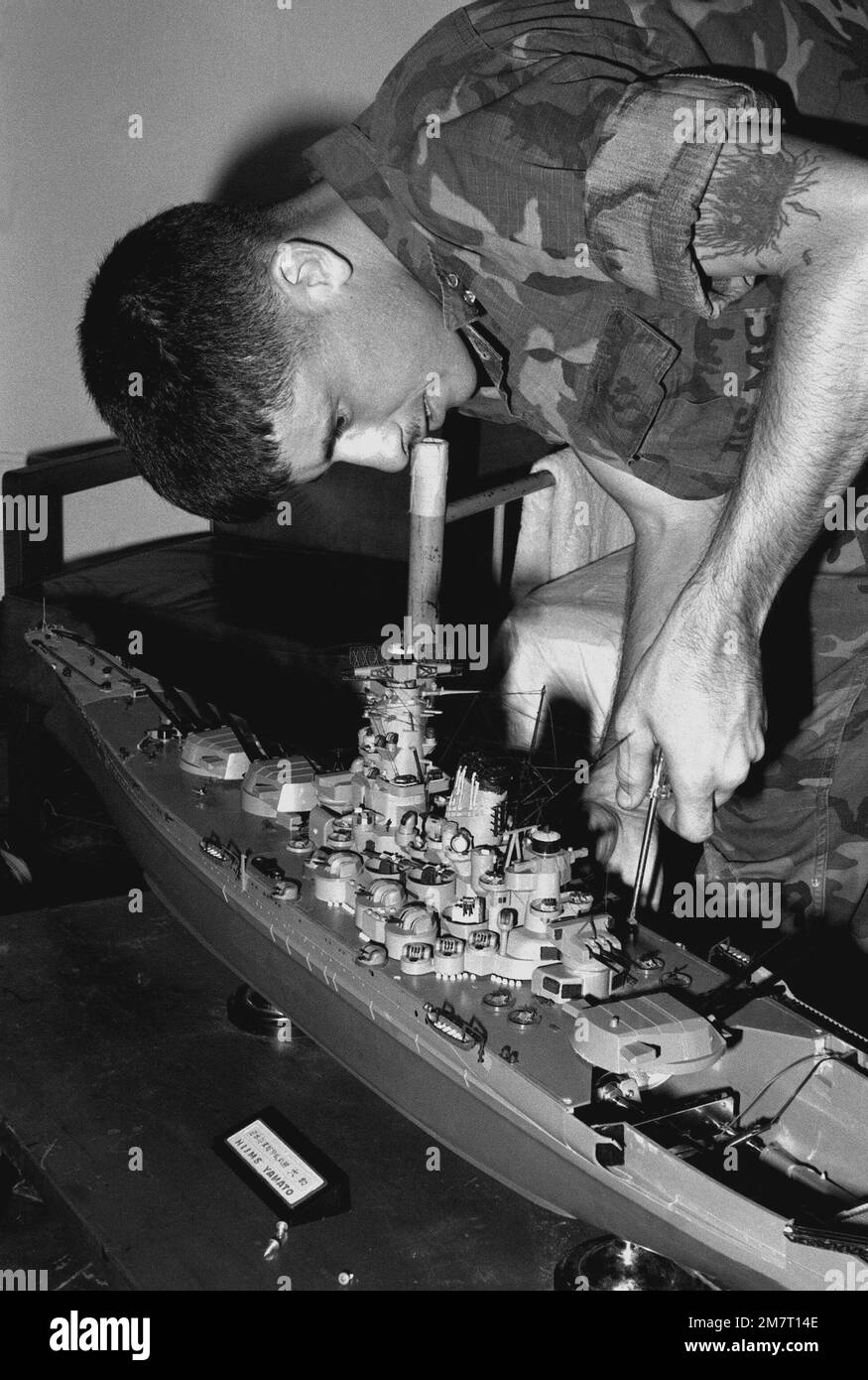 Le Caporal Phil Bishop du Bataillon de 3rd, 12th Marines construit une réplique à l'échelle du plus grand cuirassé jamais construit, Yamato, au Japon. État: Okinawa pays: Japon (JPN) Banque D'Images