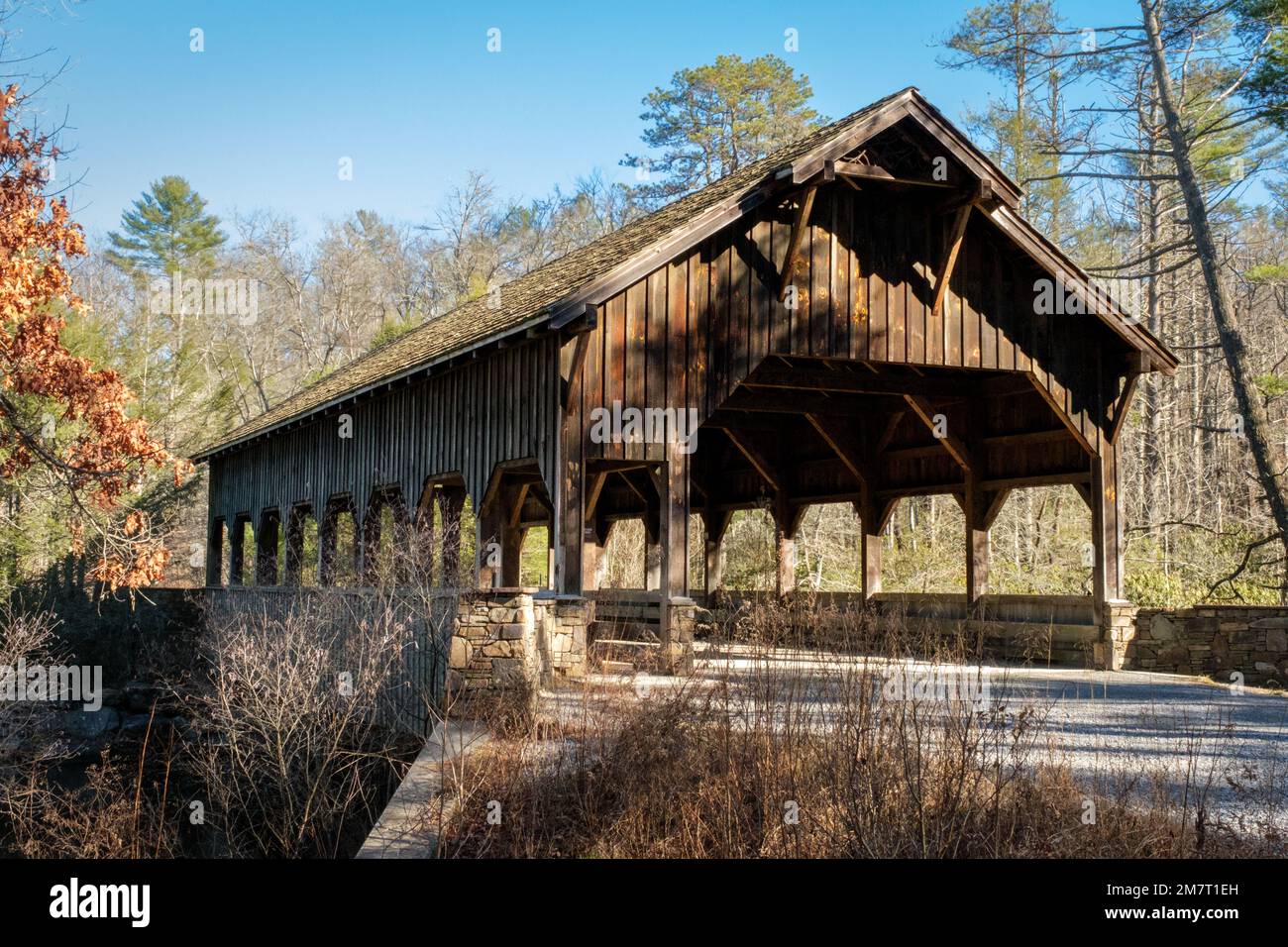 Pont couvert dans la forêt récréative de DuPont en Caroline du Nord. Banque D'Images