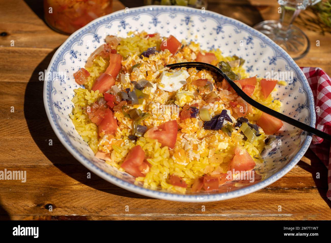 Assiette profonde sur une table en bois avec une salade de poulet, de riz et de tomates maison. Concept de nourriture saine, naturelle et fraîche. Vue haute. Banque D'Images