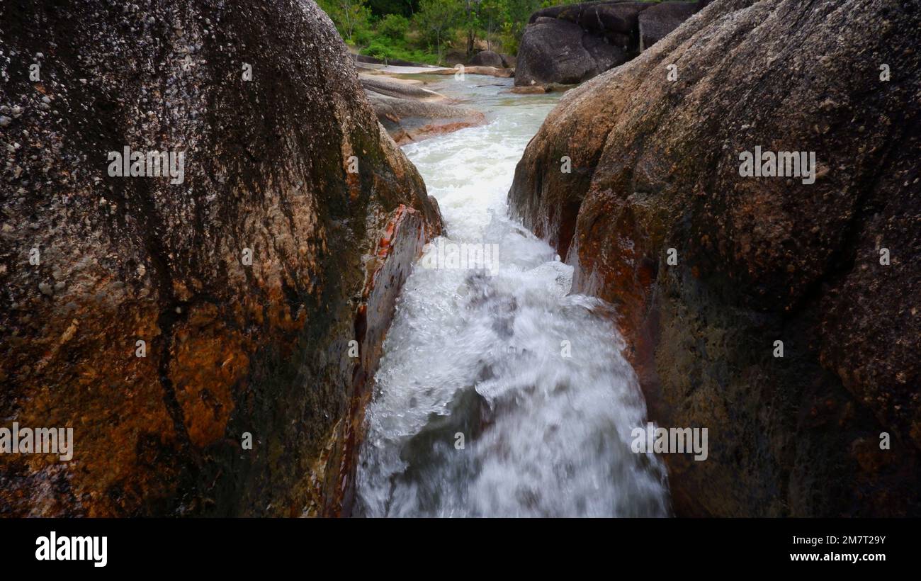 Gros plan, Une chute d'eau si lourde qui traverse les espaces naturels de roche Banque D'Images