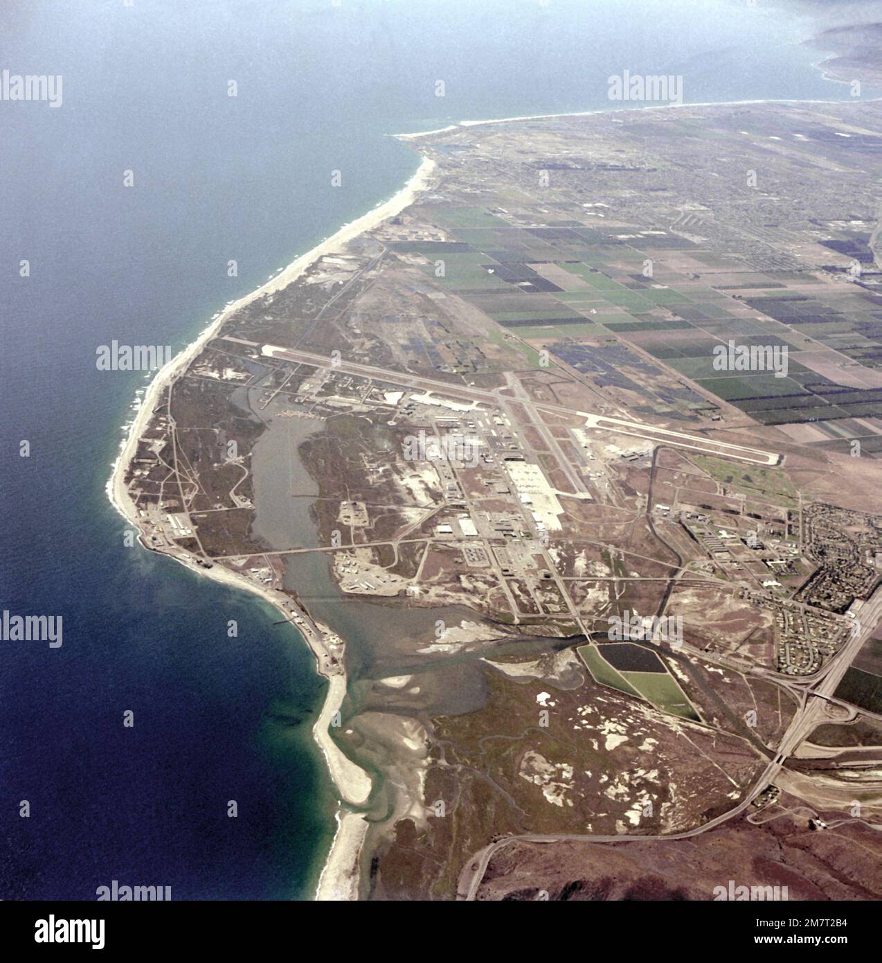 Vue aérienne du Centre d'essais de missiles du Pacifique et d'une partie de la côte, en direction des plaines d'Oxnard. Base: Naval Air Station, point Mugu État: Californie (CA) pays: Etats-Unis d'Amérique (USA) Banque D'Images