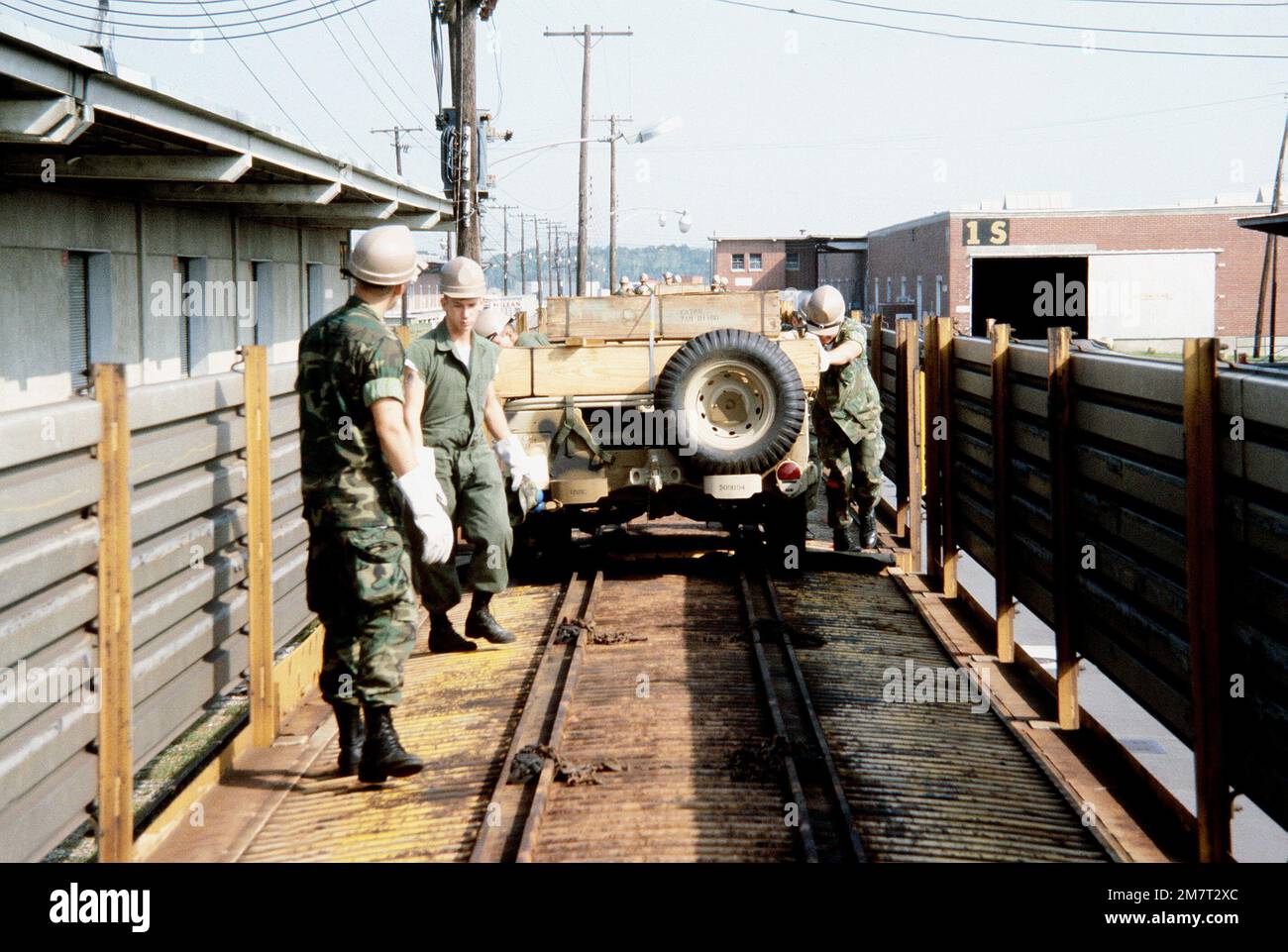 Les Marines du 2nd Bataillon de maintenance, 2nd Groupe de service de la Force, déchargent les jeeps M-151A1 d'un wagon plat à double décaché, à placer à bord de navires pour soutenir un éventuel déploiement rapide d'une opération de brigade amphibie marine de 12 000 troupes. Base : Port Authority, Wilmington État : Caroline du Nord (NC) pays : États-Unis d'Amérique (USA) Banque D'Images