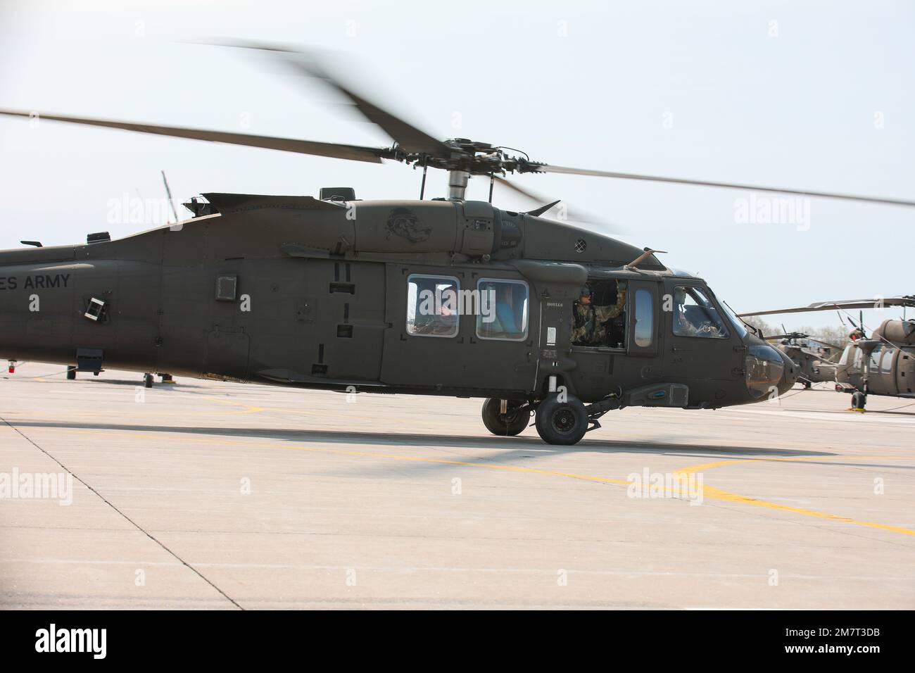 ÉTATS-UNIS Les conjoints de l'armée, à l'exception de la Brigade de l'aviation de combat de 10th, participent au vol du conjoint de la brigade à fort Drum, NY 12 mai 2022. Les conjoints avaient l'oppurtunité de voler en hélicoptère UH-60M Black Hawk et CH-47F Chinook. Banque D'Images