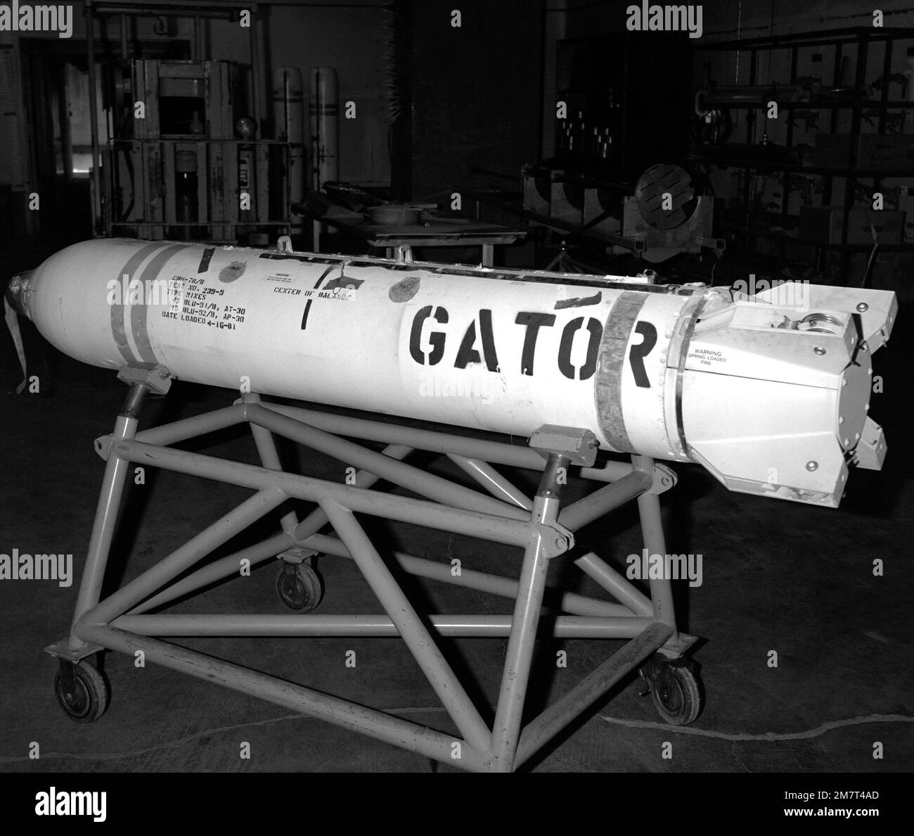 Centre des armes navales. Vue latérale d'Une arme anti-réservoir du Gator CBU-78B montée sur un support lors d'un test de démontage. Base: NAV Armurs Center, China Lake State: California (CA) pays: Etats-Unis d'Amérique (USA) Banque D'Images Centre des armes navales. Vue latérale d'Une arme anti-réservoir du Gator CBU-78B montée sur un support lors d'un test de démontage. Base: NAV Armurs Center, China Lake State: California (CA) pays: Etats-Unis d'Amérique (USA) Banque D'Images