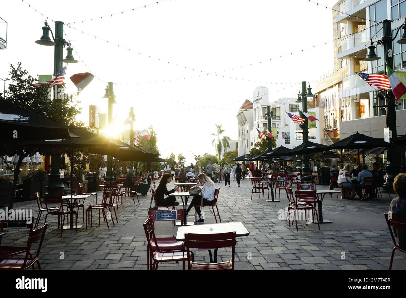 Photo prise à Little Italy San Diego, mettant l'accent sur la sous-exposition de la ville et de ses détails pour obtenir plus de contre-jour. Banque D'Images