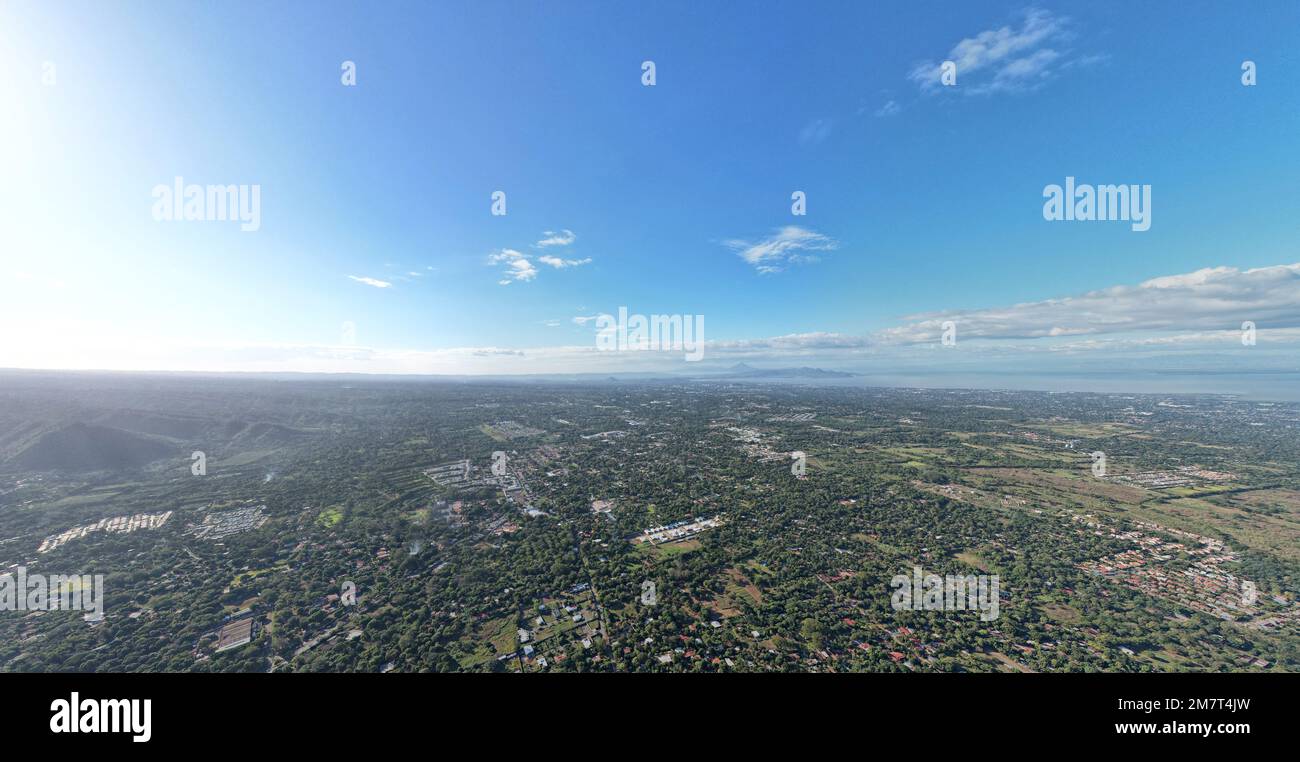Large panorama sur la ville de Managua vue aérienne de drone par beau soleil Banque D'Images