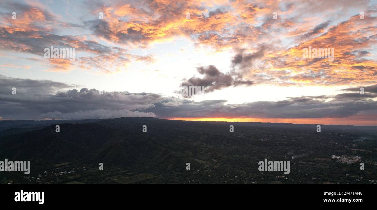 Orange coucher de soleil nucduovers paysage de colline vue aérienne de drone Banque D'Images