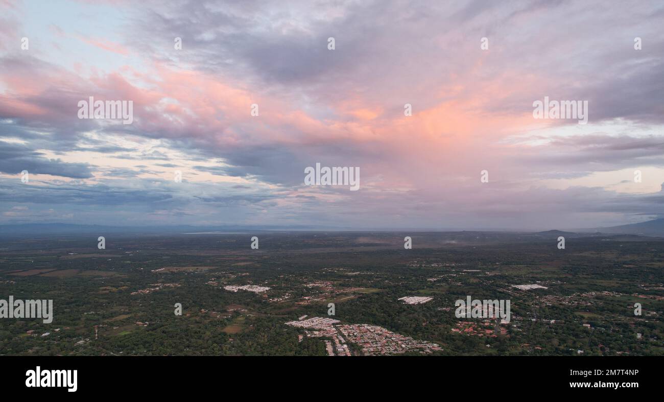 Rose coucher de soleil ciel sur vert paysage vue aérienne drone Banque D'Images