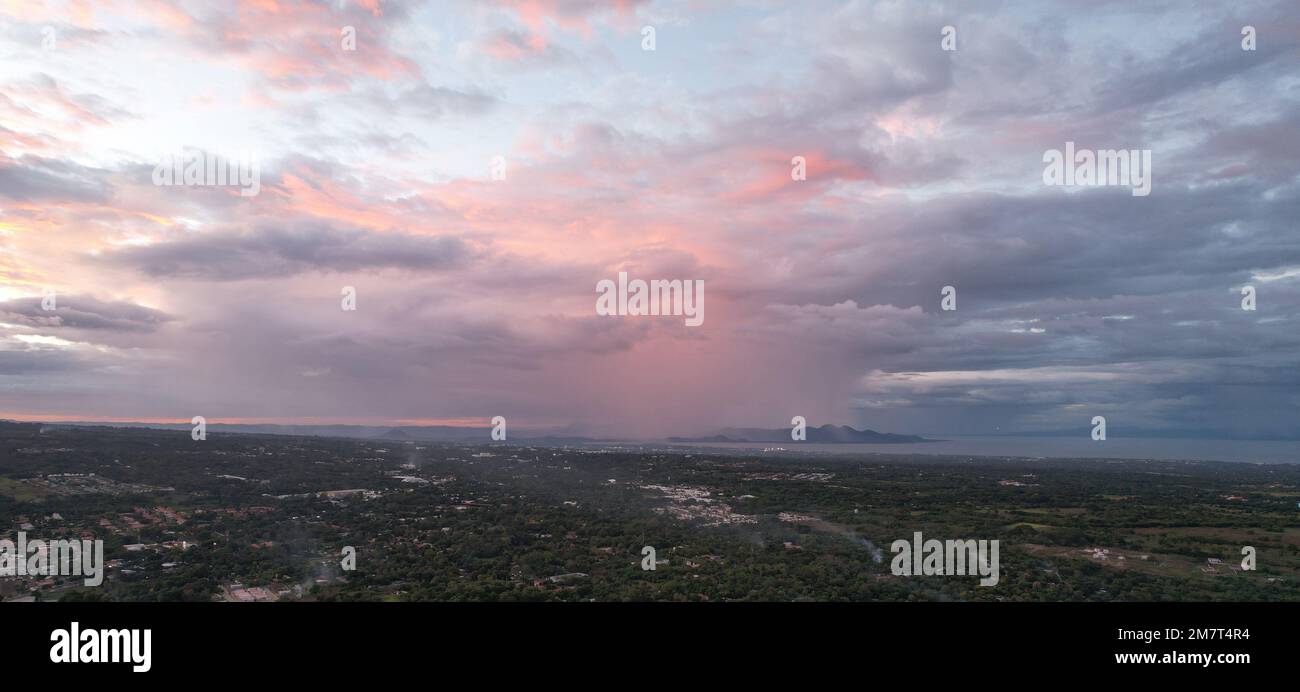 Vue panoramique sur le coucher du soleil dans la ville de Managua vue aérienne de drone Banque D'Images
