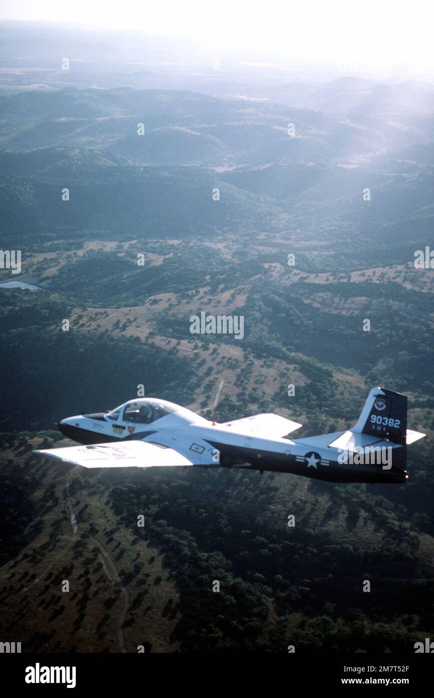 Un pilote instructeur de l'escadron d'entraînement de vol 559th pilote un T-37 Tweet au-dessus de Hill Country pendant Torchlight '87, un concours de vol et d'entretien de quatre jours organisé par l'escadre d'entraînement de vol 12th à la base aérienne de Randolph. Sujet opération/série : TORCHLIGHT '87 État : Texas (TX) pays : États-Unis d'Amérique (USA) Banque D'Images