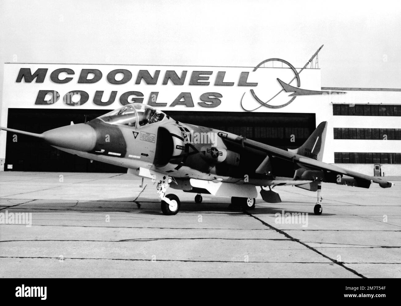 Vue du côté gauche d'un avion Marine AV-8B Harrier II stationné sur la ligne de vol en face du hangar McDonnell Douglas. Base: Saint Louis État: Missouri (Mo) pays: Etats-Unis d'Amérique (USA) Banque D'Images