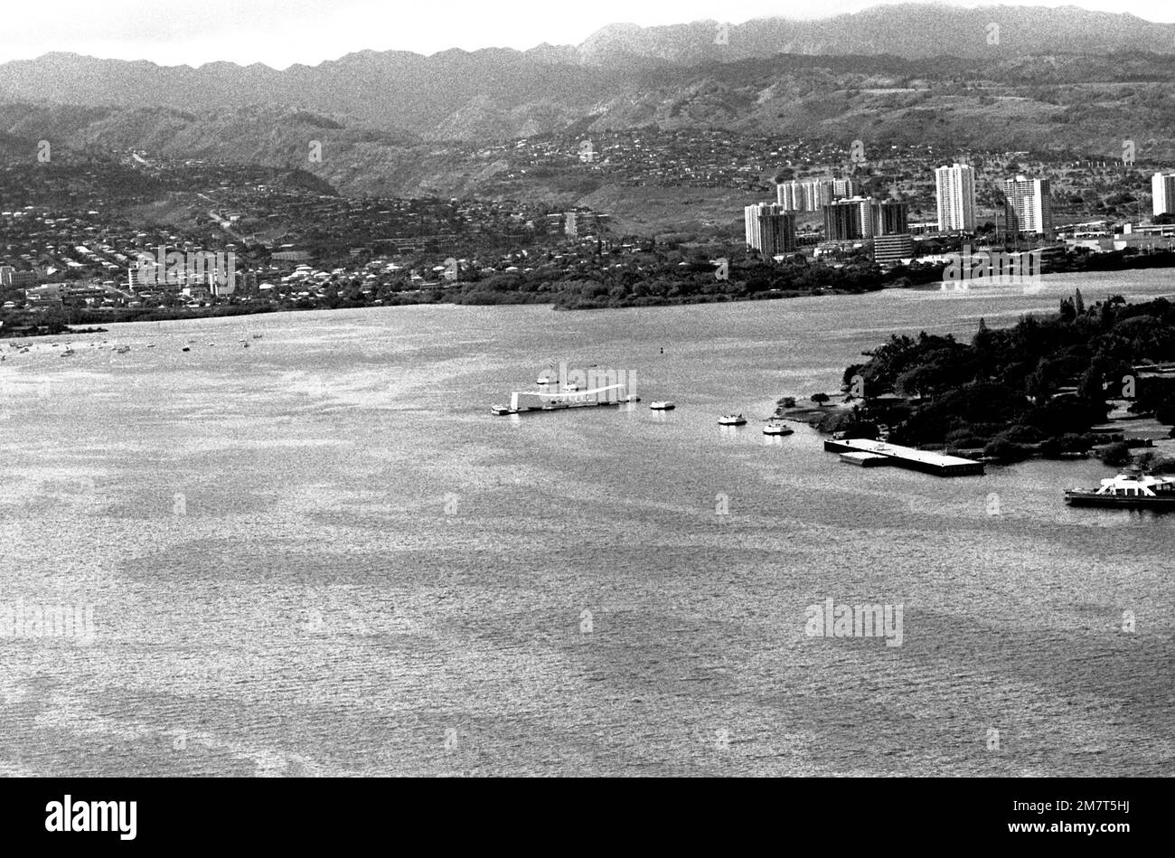 Vue aérienne du MÉMORIAL de L'USS ARIZONA avec Ford Island à gauche et AIEA en arrière-plan. Base: Pearl Harbor État: Hawaï (HI) pays: Etats-Unis d'Amérique (USA) Banque D'Images