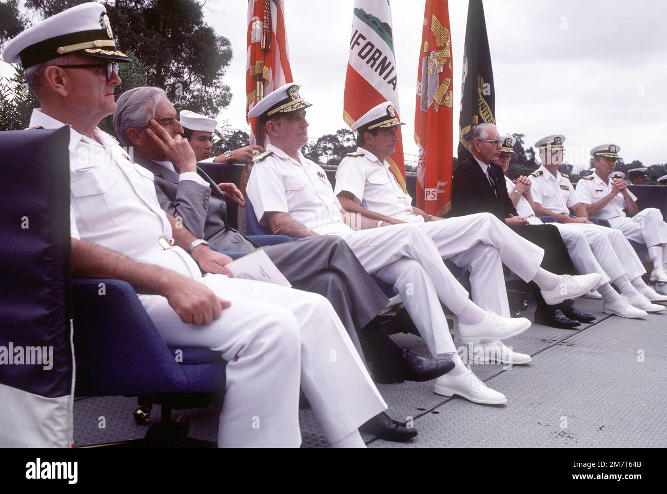 Les invités qui assistent à la cérémonie de rupture du nouveau Centre médical régional de la Marine sont (G-D) : CAPT. W. Begg, aumônier; E. Hidalgo, ancien secrétaire de la Marine; J.W., vice-SMA Cox, chef, Bureau de médecine et de chirurgie et chirurgien général de la Marine; Rear ADM. Garrick, États-Unis Réserve navale (Reg.), conseiller adjoint du président et représentant le secrétaire de la Marine; Addif. Arrière p. Gillcrist, commandant de la base navale de San Diego; Cmdr. M. Hopper, officier en charge de la construction, Commandement du génie des installations navales de la Division de l'Ouest, et Capt C.C. Atkins, directeur du service clinique Banque D'Images