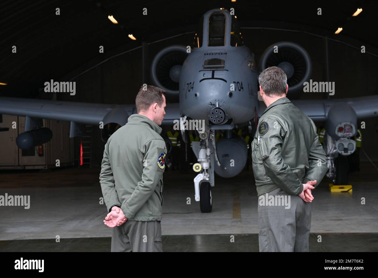 ÉTATS-UNIS Le major de la Force aérienne Jeremy Waldschmidt, un pilote A-10 affecté à l'escadron de chasse 104th, Garde nationale aérienne du Maryland, et le lieutenant-colonel Lasse Berg, commandant de base de la base aérienne d'Andoya, Andenes (Norvège), voient un avion Thunderbolt II A-10C, 12 mai 2022, à la base aérienne d'Andoya, à Andenes (Norvège). Le MDANG participe à l'exercice Swift Response, un exercice de formation multinational annuel mené par USAREUR-AF et qui a lieu dans toute l'Europe de l'est, y compris dans les régions de l'Arctique, de la mer Baltique et de la péninsule des Balkans, et est conçu pour améliorer la préparation et l'interopérabilité aérienne avec les alliés et l'ap Banque D'Images