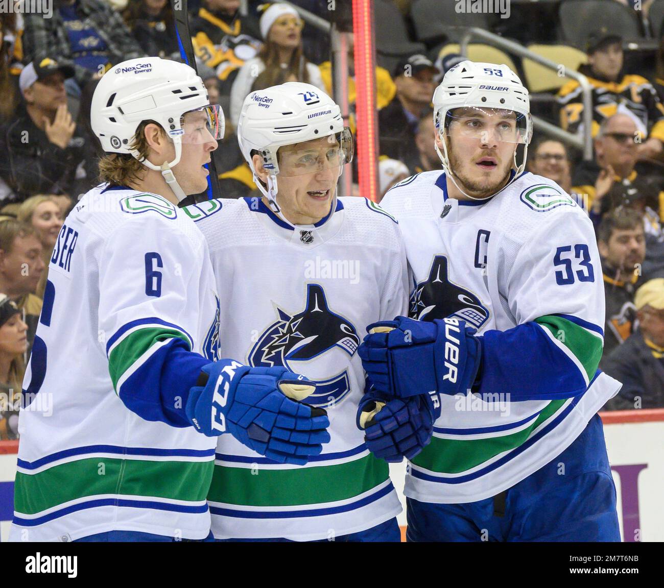 Pittsburgh, États-Unis. 10th janvier 2023. Le défenseur des Canucks de Vancouver Travis Dermott (24) célèbre son but avec l'aile droite des Canucks de Vancouver Brock Boeser (6) et le centre des Canucks de Vancouver Bo Horvat (53) au cours de la troisième période de la victoire des Penguins 5-4 au PPG Paints Arena de Pittsburgh, mardi, 10 janvier 2023. Photo par Archie Carpenter/UPI crédit: UPI/Alay Live News Banque D'Images