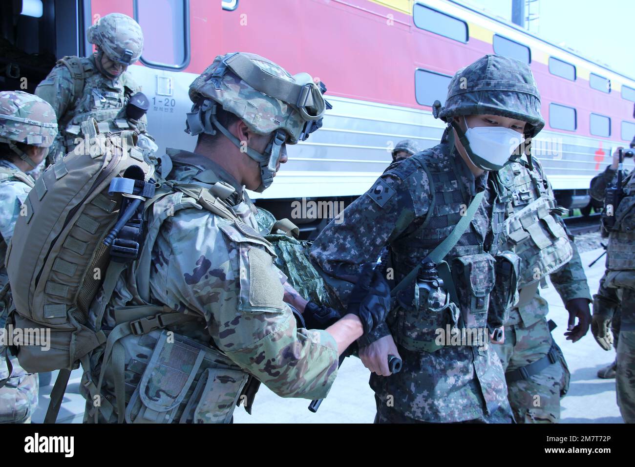 Un soldat américain travaille aux côtés de son homologue coréen pour transporter un patient à l'extérieur d'un train médical de l'armée coréenne lors de la levée de la médecine du Pacifique, en mai. Pendant le Pacific Medics Lift, les soldats américains et coréens travaillent ensemble sur des tâches et situations médicales militaires réelles potentielles. Banque D'Images