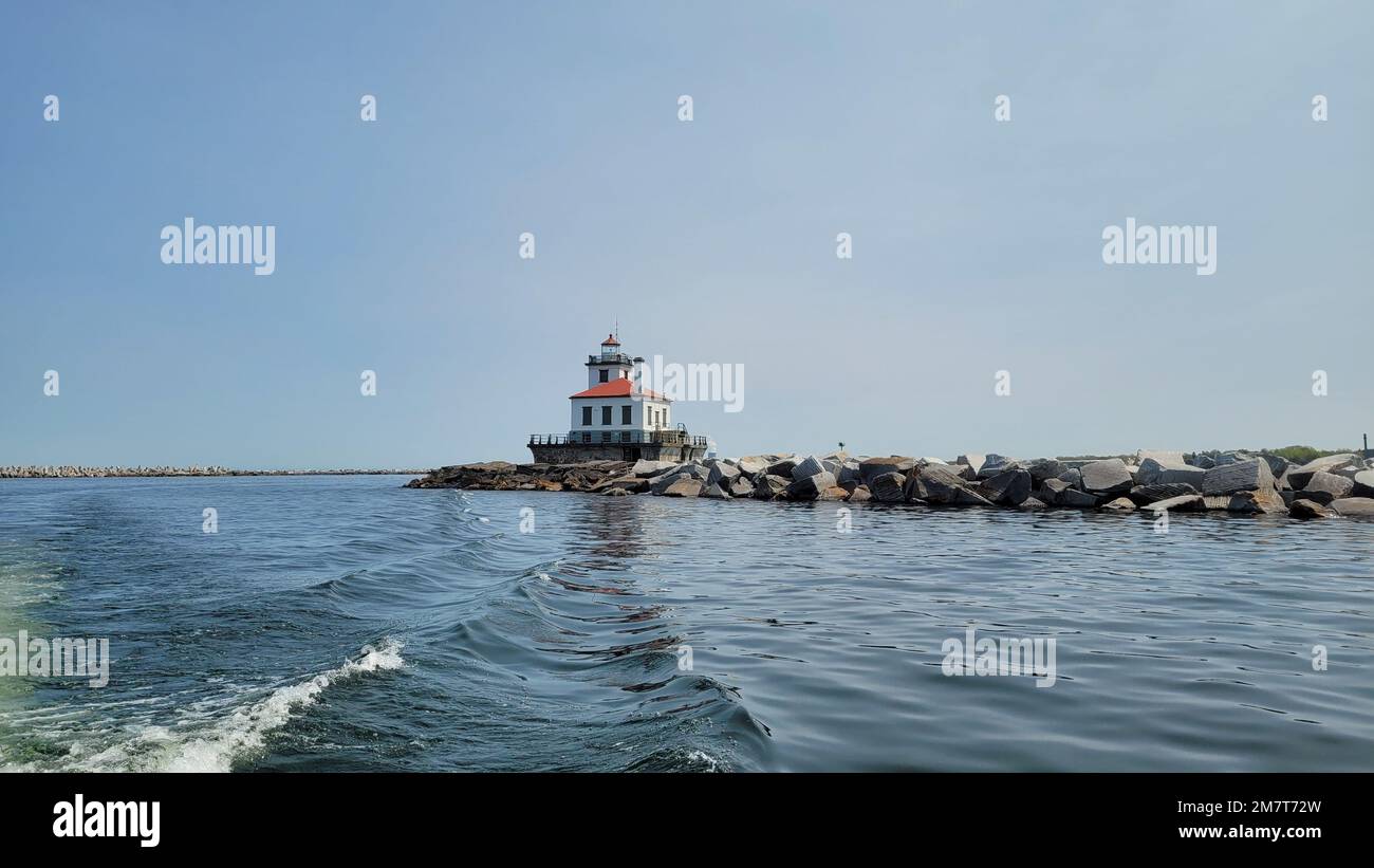 Le phare d'Oswego Harbour West Pierhead est une aide active à la navigation au bout d'un brise-lames de 2 000 mètres de long situé au large de la côte d'Oswego, New York, 12 mai 2022. Le brise-lames, maintenu par les États-Unis Le corps des ingénieurs de l'armée, dans le district de Buffalo, assure la sécurité de la navigation pour les navires commerciaux et récréatifs qui voyagent sur les Grands Lacs et la rivière Oswego. Banque D'Images