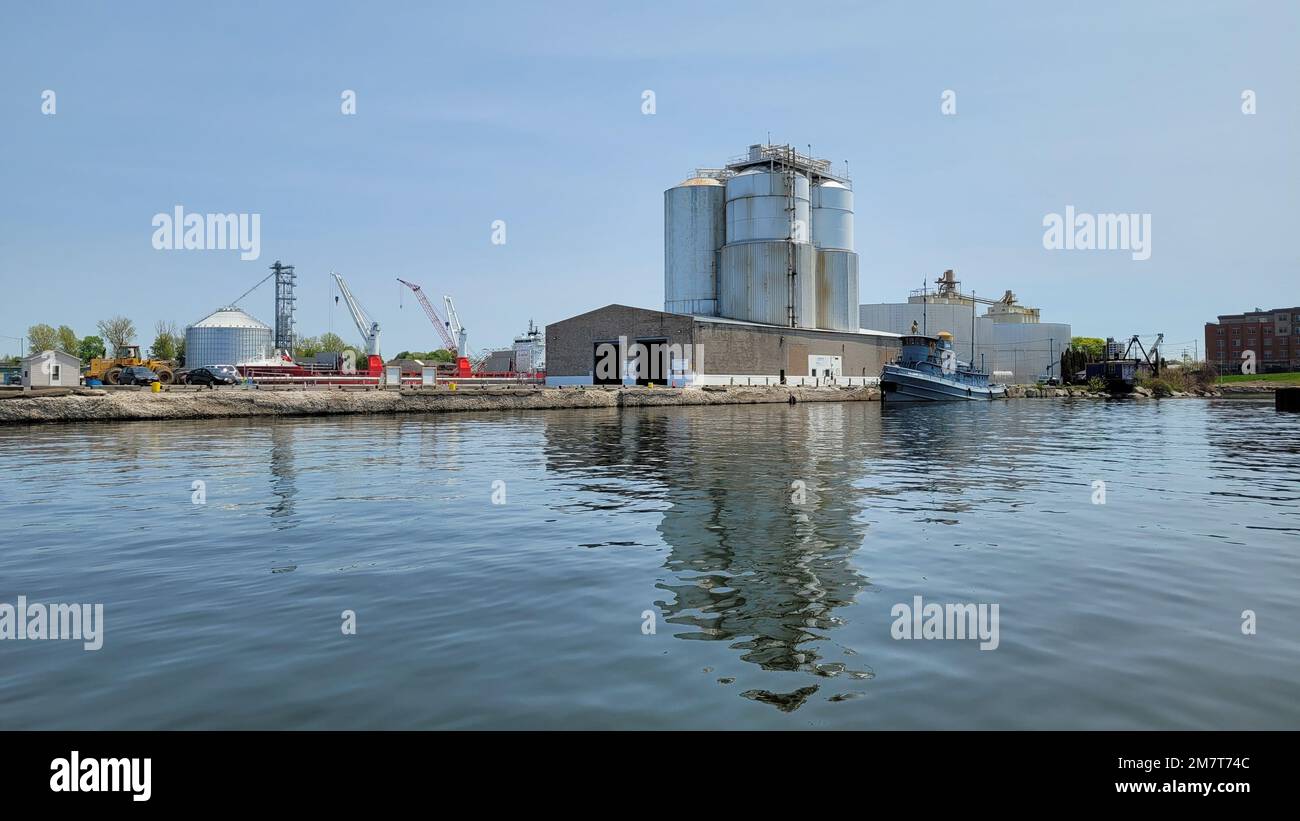 Le MV Mick, un cargo polyvalent transportant des pales de moulin à vent, est ancré sur le côté éloigné d'un quai le port d'Oswego, tandis que l'ancien U.S. Le transport de l'armée LT-5, un grand remorqueur, est amarré sur le côté proche au musée de la Marine blanche H. Lee à Oswego, New York, 12 mai 2022. Le brise-lames qui entoure le port d’Oswego et le chenal de navigation fédéral qui s’y trouve sont maintenus par les États-Unis Corps des ingénieurs de l'armée, district de Buffalo. Banque D'Images Le MV Mick, un cargo polyvalent transportant des pales de moulin à vent, est ancré sur le côté éloigné d'un quai le port d'Oswego, tandis que l'ancien U.S. Le transport de l'armée LT-5, un grand remorqueur, est amarré sur le côté proche au musée de la Marine blanche H. Lee à Oswego, New York, 12 mai 2022. Le brise-lames qui entoure le port d’Oswego et le chenal de navigation fédéral qui s’y trouve sont maintenus par les États-Unis Corps des ingénieurs de l'armée, district de Buffalo. Banque D'Images