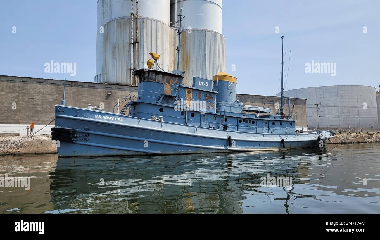 L'ancien États-Unis Le transport militaire LT-5, un grand remorqueur nommé à l'origine le « Major Elisha K. Henson » est ancré au musée de la Marine blanche H. Lee à Oswego, New York, 12 mai 2022. Le LT-5, aujourd'hui un site historique national, a été construit en 1943 à Oyster Bay, dans l'État de New York, servi dans le théâtre européen de la Seconde Guerre mondiale, et a été transféré aux États-Unis Corps des ingénieurs de l'armée, district de Buffalo en 1946 et rebaptisé la Nash, et a été mis en place et excises au musée au printemps 1989. Banque D'Images L'ancien États-Unis Le transport militaire LT-5, un grand remorqueur nommé à l'origine le « Major Elisha K. Henson » est ancré au musée de la Marine blanche H. Lee à Oswego, New York, 12 mai 2022. Le LT-5, aujourd'hui un site historique national, a été construit en 1943 à Oyster Bay, dans l'État de New York, servi dans le théâtre européen de la Seconde Guerre mondiale, et a été transféré aux États-Unis Corps des ingénieurs de l'armée, district de Buffalo en 1946 et rebaptisé la Nash, et a été mis en place et excises au musée au printemps 1989. Banque D'Images