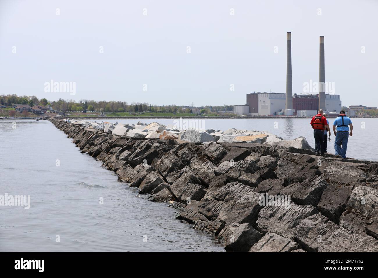 ÉTATS-UNIS Corps des ingénieurs de l'armée, les membres de l'équipe du district de Buffalo marchent sur le brise-lames d'Oswego Harbour au large de la côte d'Oswego, New York, 12 mai 2022. Le brise-lames, qui est maintenu par le district de Buffalo, assure la sécurité de la navigation pour les navires commerciaux et récréatifs qui voyagent sur les Grands Lacs et la rivière Oswego. Banque D'Images