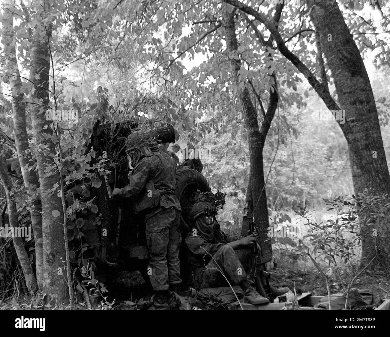 Les membres des 8th Marines portant des vêtements de protection défendent sa position de système d'armes antichar à lancement de camouflé, optiquement tracté, guidé par fil (REMORQUAGE) lors d'un exercice d'attaque au gaz. Base : base du corps marin, Camp Lejeune État : Caroline du Nord (NC) pays : États-Unis d'Amérique (USA) Banque D'Images Les membres des 8th Marines portant des vêtements de protection défendent sa position de système d'armes antichar à lancement de camouflé, optiquement tracté, guidé par fil (REMORQUAGE) lors d'un exercice d'attaque au gaz. Base : base du corps marin, Camp Lejeune État : Caroline du Nord (NC) pays : États-Unis d'Amérique (USA) Banque D'Images