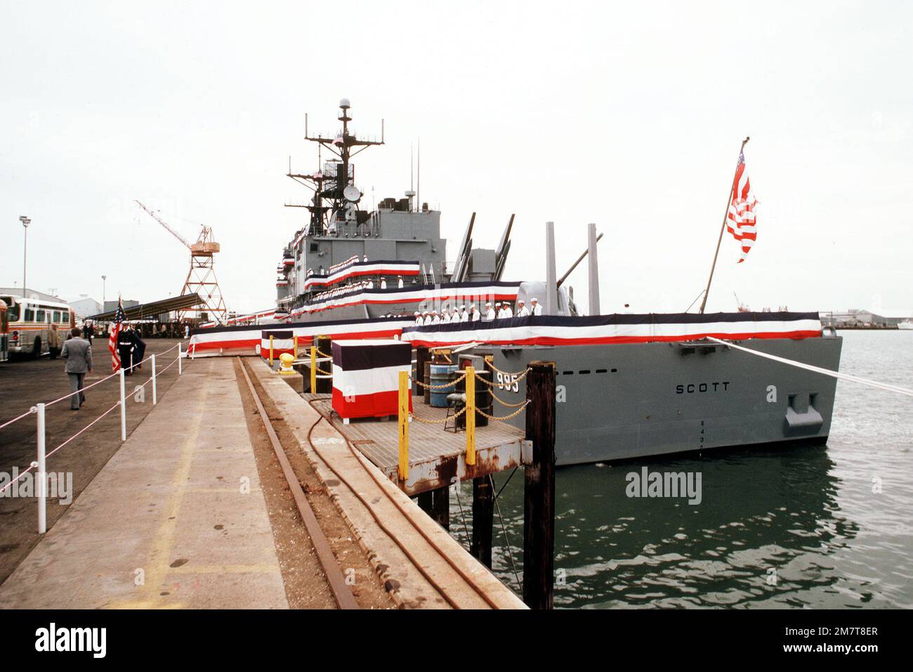 Les membres de l'équipage s'en prennent aux rails du port lors de la mise  en service du destroyer de missile guidé USS SCOTT (DDG 995). Base:  Pascagoula État: Mississippi (MS) pays: Etats-Unis