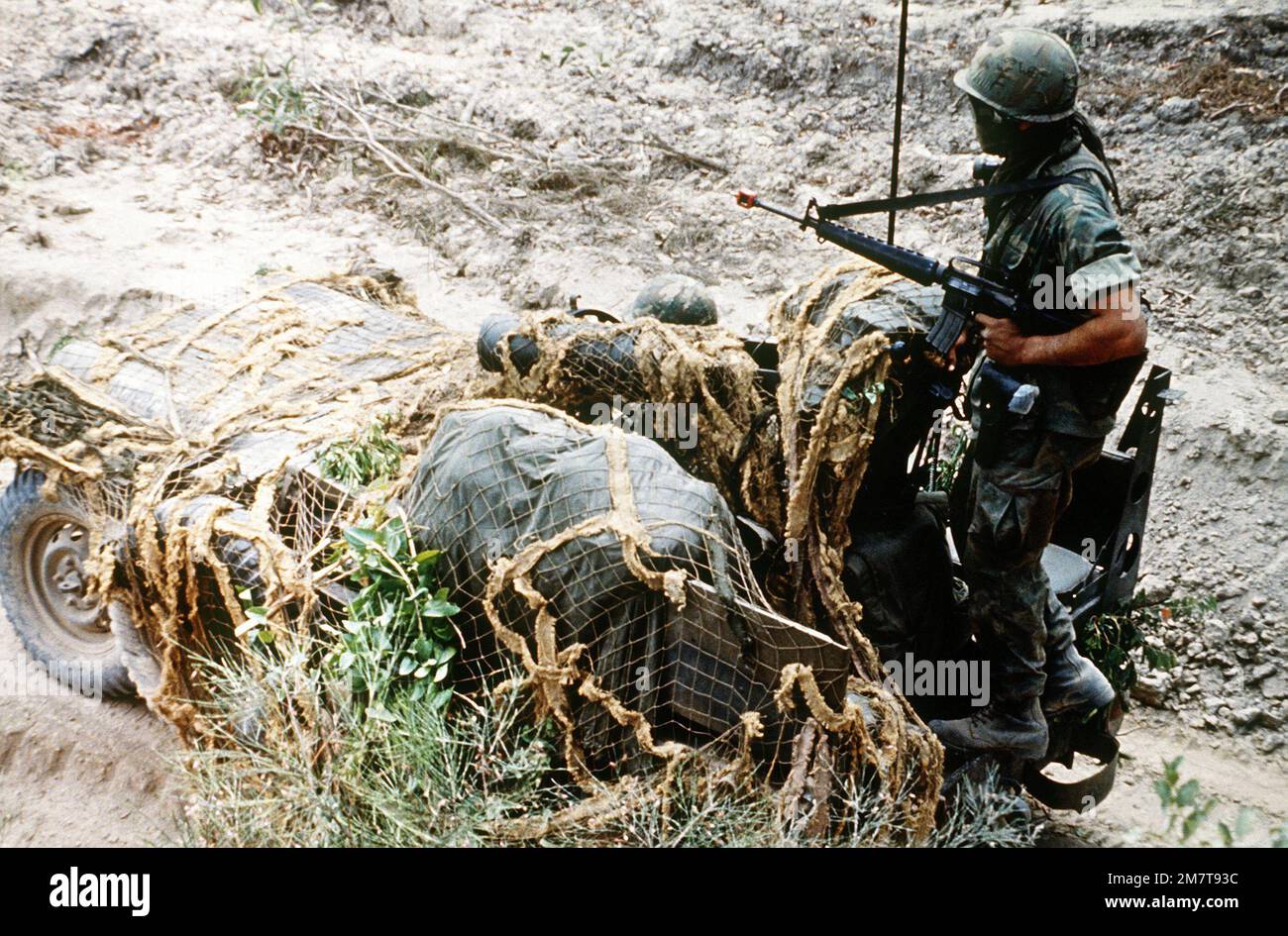 Un membre de l'unité amphibie marine 31st (31st MAU), armé d'un fusil M-16A1, se tient à l'arrière d'un véhicule utilitaire léger M-151 équipé d'une ARME antichar DE REMORQUAGE pendant l'exercice Kangaroo 4. Sujet opération/série : KANGAROO 4 pays : Australie (AUS) Banque D'Images Un membre de l'unité amphibie marine 31st (31st MAU), armé d'un fusil M-16A1, se tient à l'arrière d'un véhicule utilitaire léger M-151 équipé d'une ARME antichar DE REMORQUAGE pendant l'exercice Kangaroo 4. Sujet opération/série : KANGAROO 4 pays : Australie (AUS) Banque D'Images