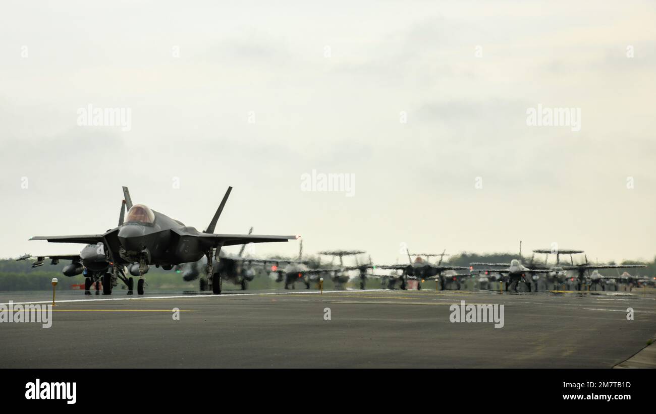 MISAWA, Japon (13 mai 2022) – douze forces aériennes d'autodéfense (JASDF) F-35A Lightning IIS, deux Hawkees E-2C, un Chinook CH47J, un Huron C-12 de la marine américaine, un growler EA-18G, un Poseidon P-8A, Et 16 US Air Force F-16 qui combattent le taxi Falcons en position lors d'une « Elephant Walk » à la base aérienne de Misawa. La promenade de l'éléphant a mis en évidence la préparation collective de la base aérienne de Misawa et sa capacité à produire de la puissance aérienne de combat à un moment donné afin d'assurer la stabilité régionale dans toute l'Indo-Pacifique. La base aérienne navale de Misawa fournit un soutien et des services logistiques de l'aviation et du sol à tous les et permanents Banque D'Images