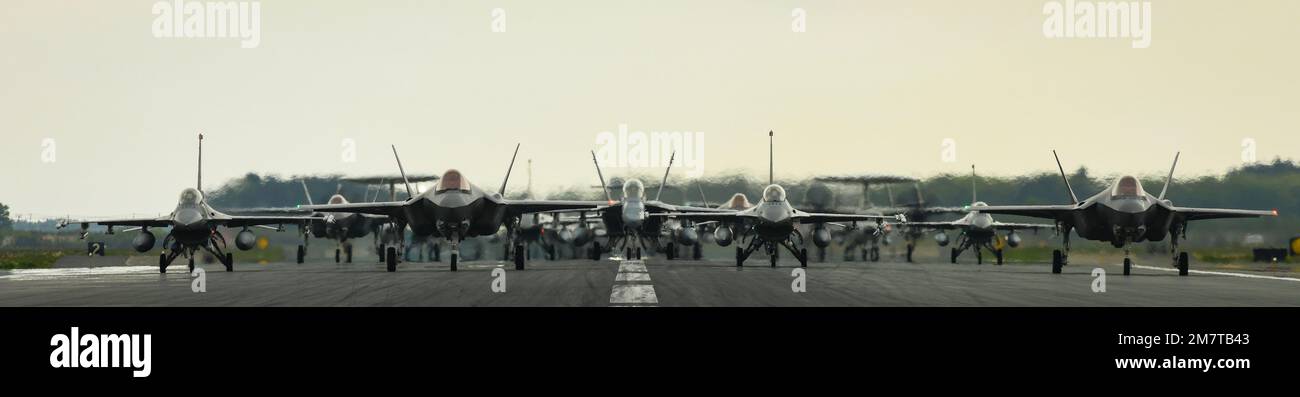 MISAWA, Japon (13 mai 2022) – douze forces aériennes d'autodéfense (JASDF) F-35A Lightning IIS, deux Hawkees E-2C, un Chinook CH47J, un Huron C-12 de la marine américaine, un growler EA-18G, un Poseidon P-8A, Et 16 US Air Force F-16 qui combattent le taxi Falcons en position lors d'une « Elephant Walk » à la base aérienne de Misawa. La promenade de l'éléphant a mis en évidence la préparation collective de la base aérienne de Misawa et sa capacité à produire de la puissance aérienne de combat à un moment donné afin d'assurer la stabilité régionale dans toute l'Indo-Pacifique. La base aérienne navale de Misawa fournit un soutien et des services logistiques de l'aviation et du sol à tous les et permanents Banque D'Images