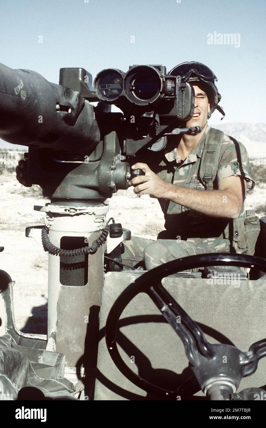 Une Marine prête pour le combat, LCPL Williams, vérifie la portée de l'arme lourde antichar montée sur jeep M-151 pendant l'opération CAX 1-2-82 au Centre de combat aérien-sol du corps des Marines. Objet opération/série: CAX 1-2-82 base: Twentynine Palms État: Californie (CA) pays: États-Unis d'Amérique (USA) Banque D'Images Une Marine prête pour le combat, LCPL Williams, vérifie la portée de l'arme lourde antichar montée sur jeep M-151 pendant l'opération CAX 1-2-82 au Centre de combat aérien-sol du corps des Marines. Objet opération/série: CAX 1-2-82 base: Twentynine Palms État: Californie (CA) pays: États-Unis d'Amérique (USA) Banque D'Images